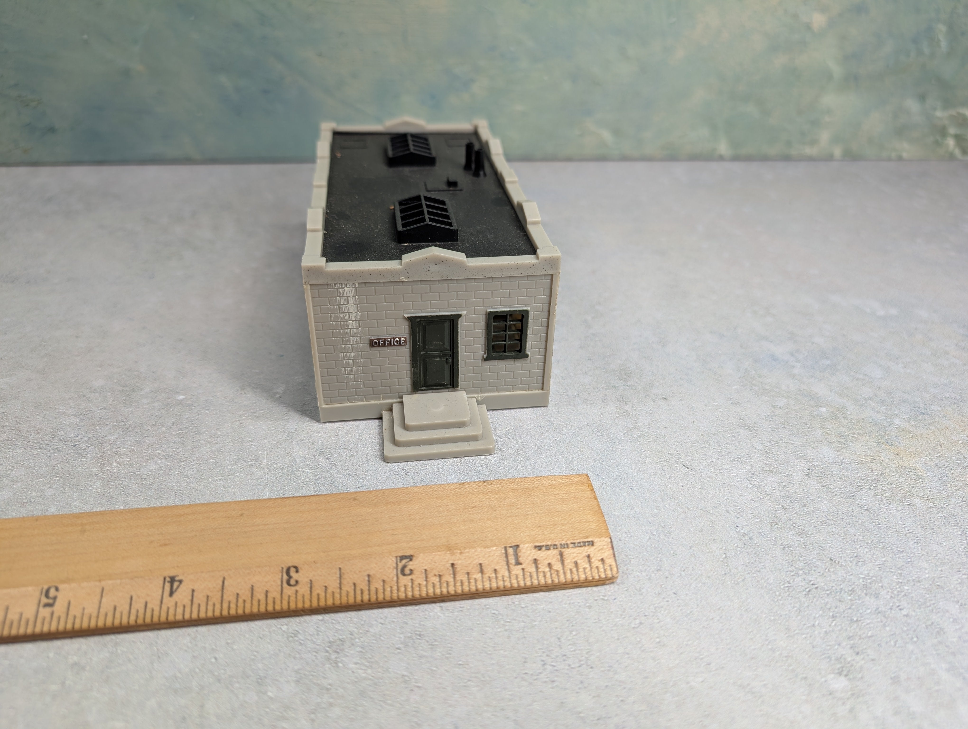 USED HO Scale Light Gray Brick Office