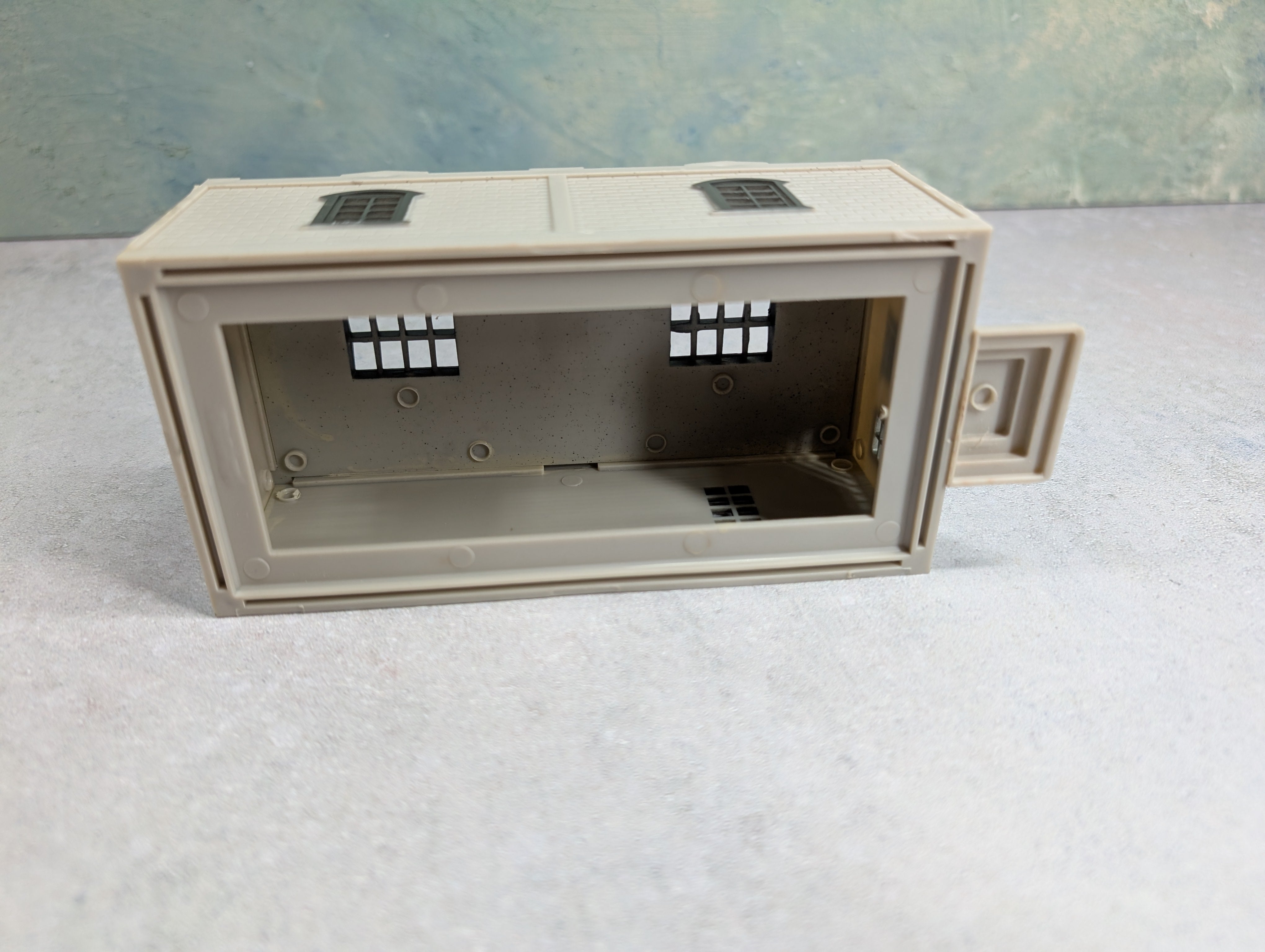 USED HO Scale Light Gray Brick Office