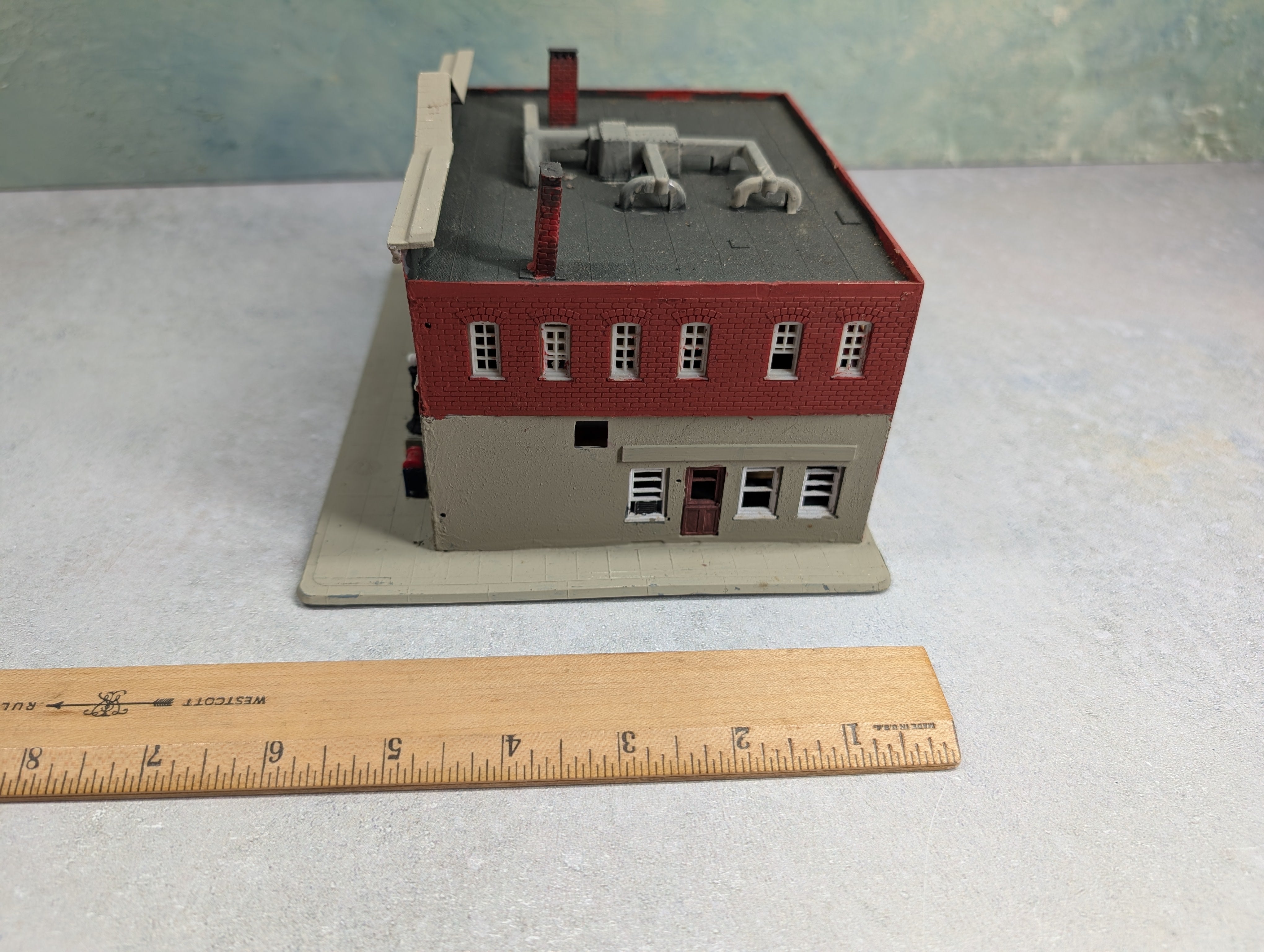 USED HO Scale Large Brick Building
