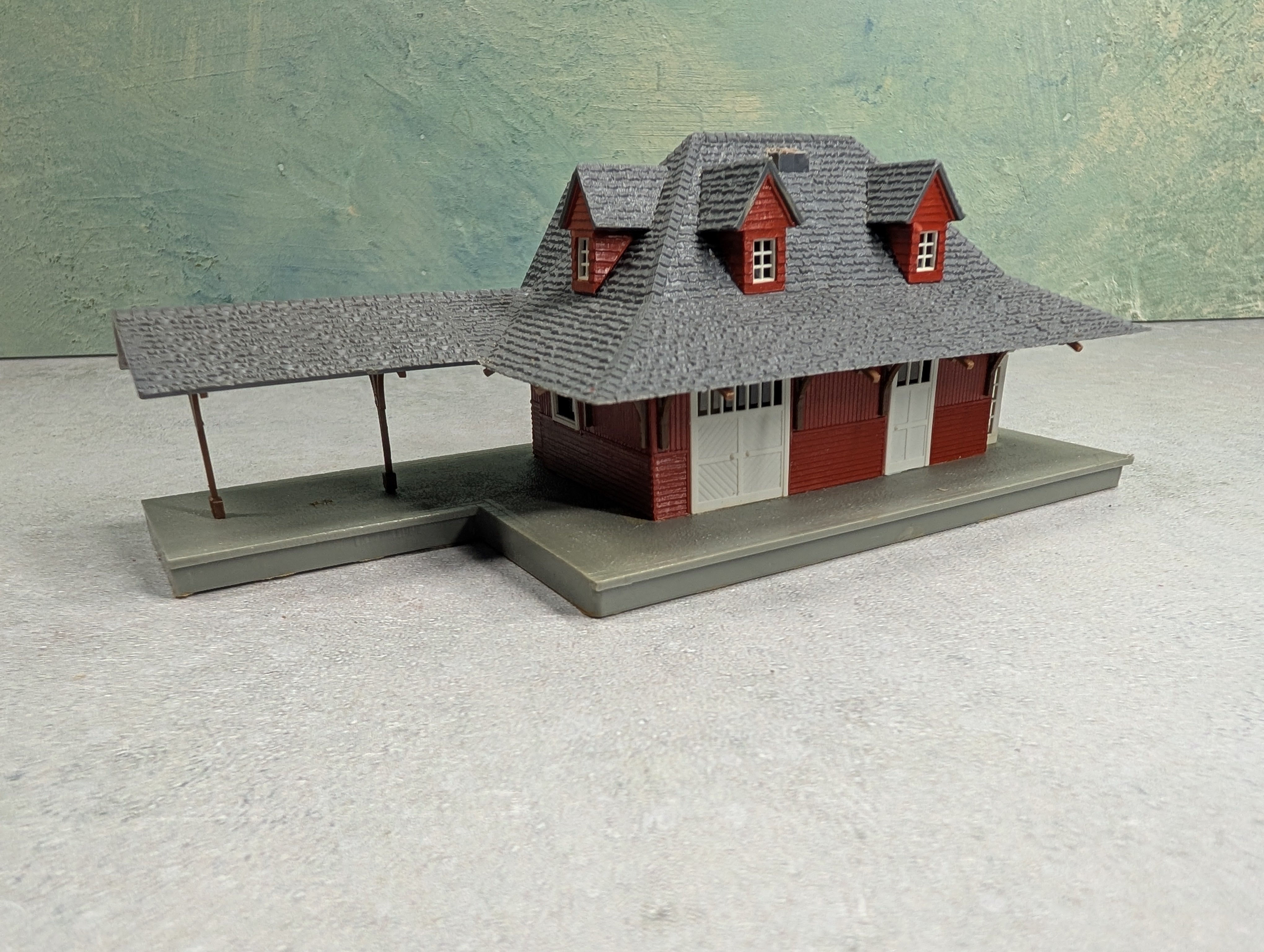 USED Pola HO Scale Freight Station