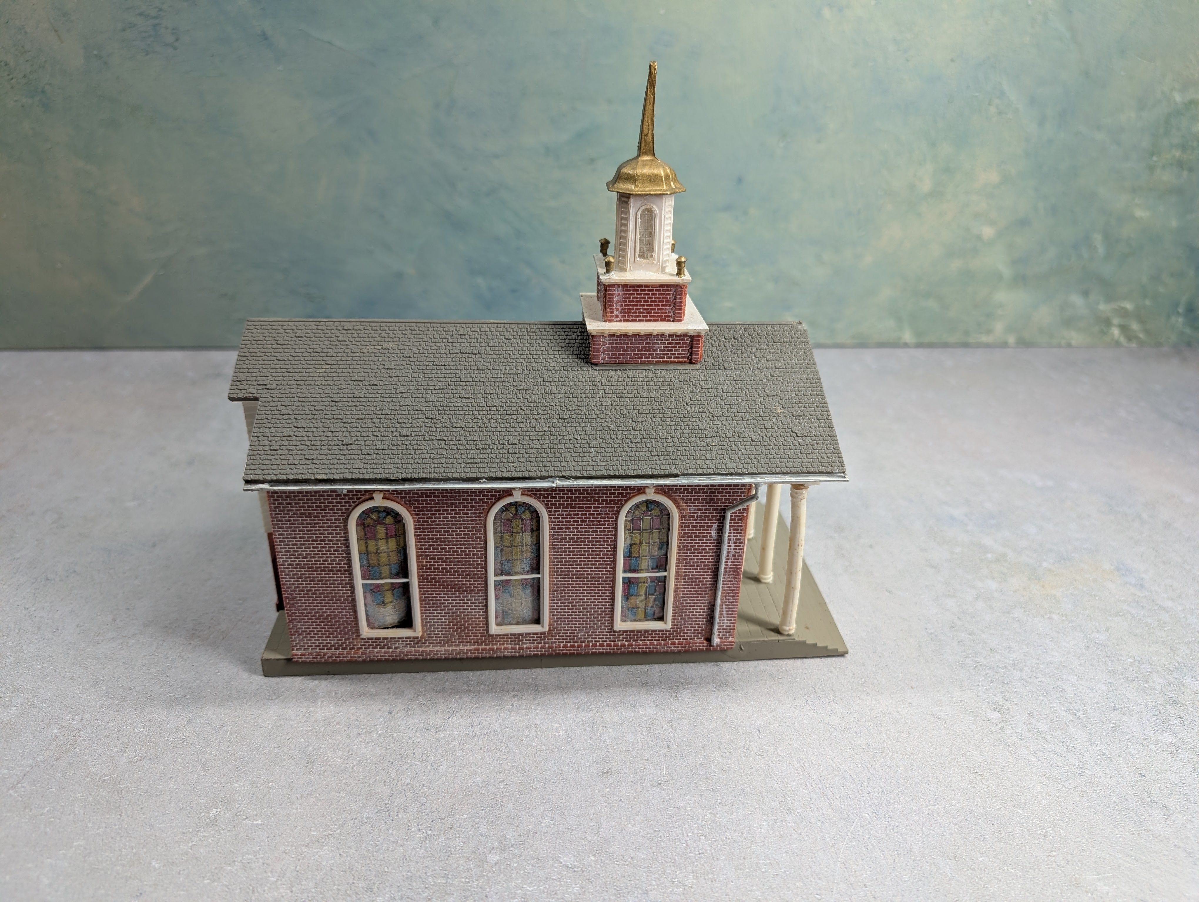 USED HO Scale Large Church, Brick Church