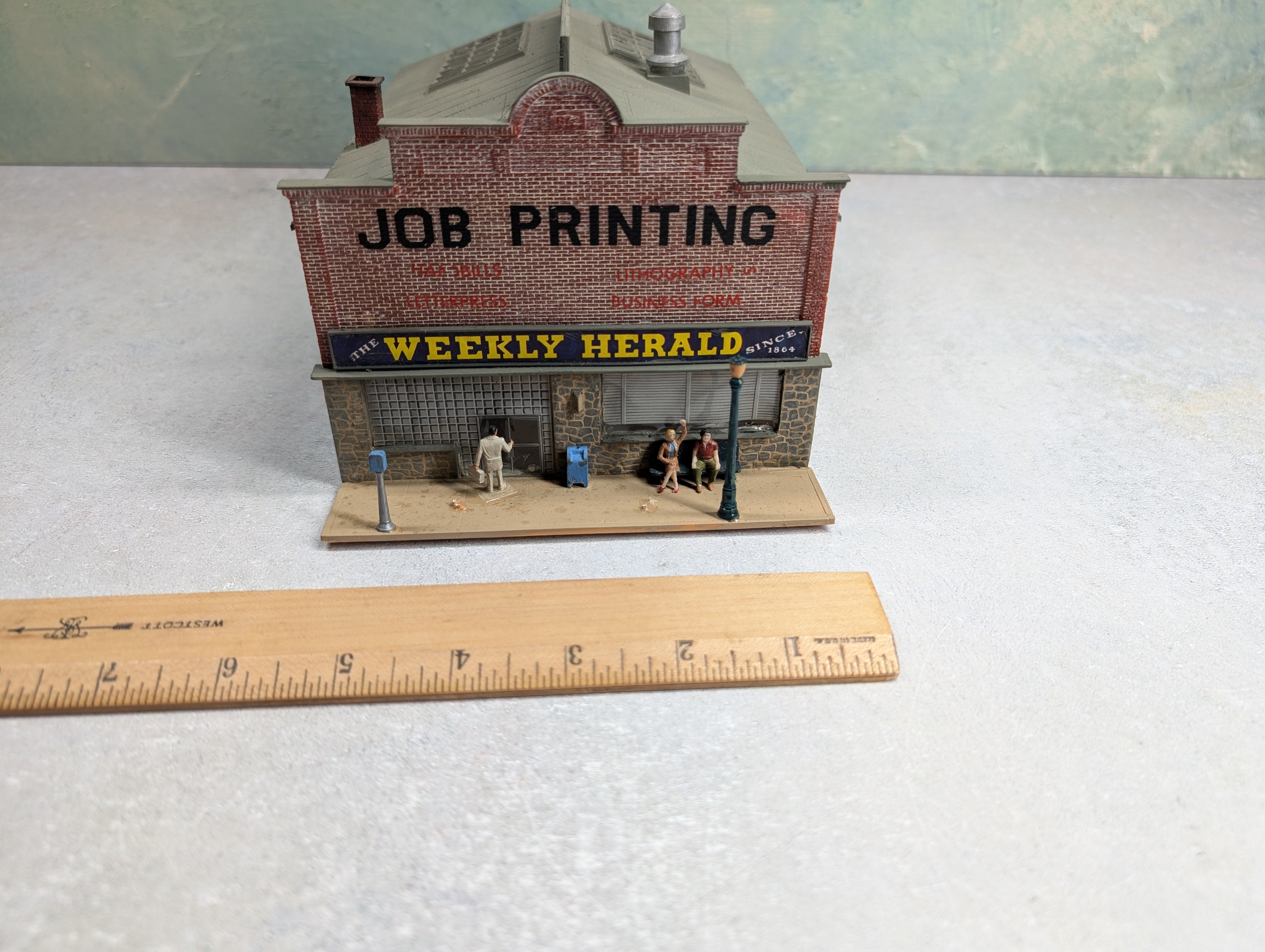 USED HO Scale Weekly Herald, Brick Building