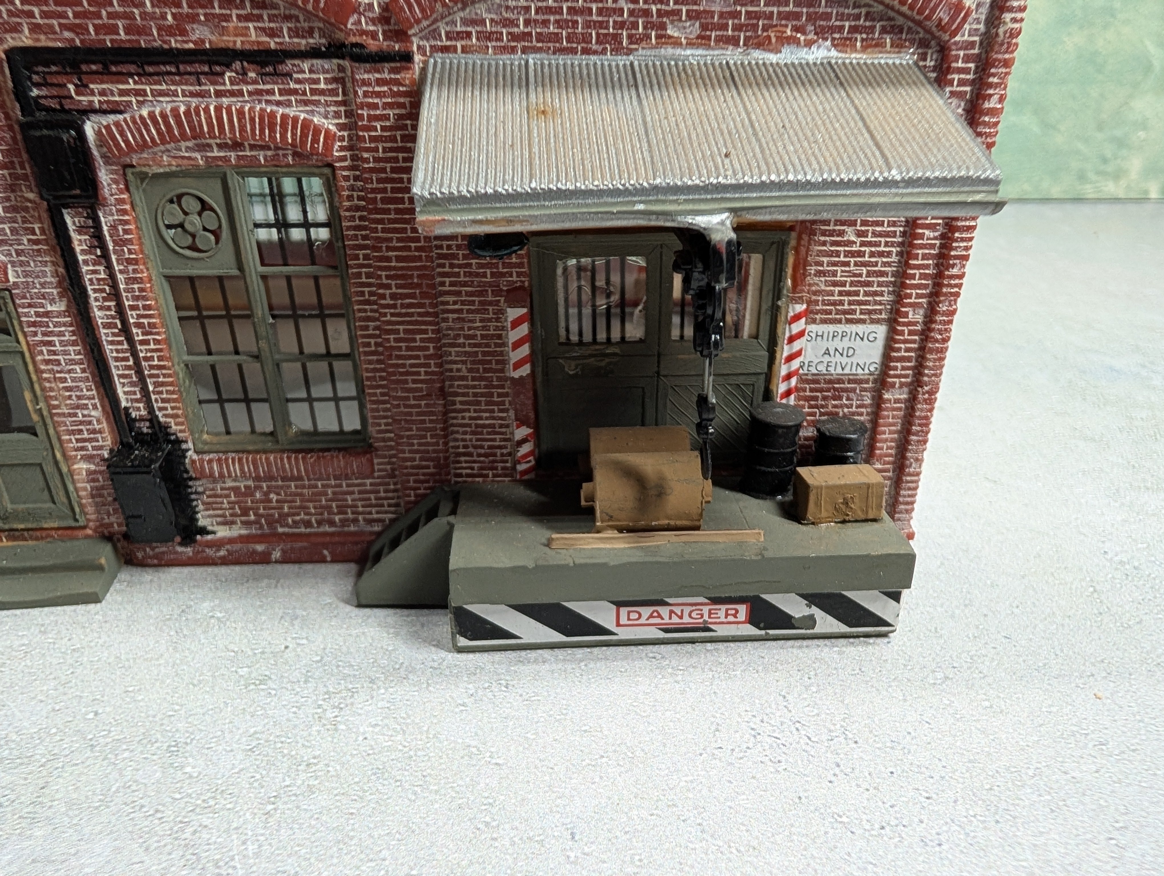 USED HO Scale Weekly Herald, Brick Building