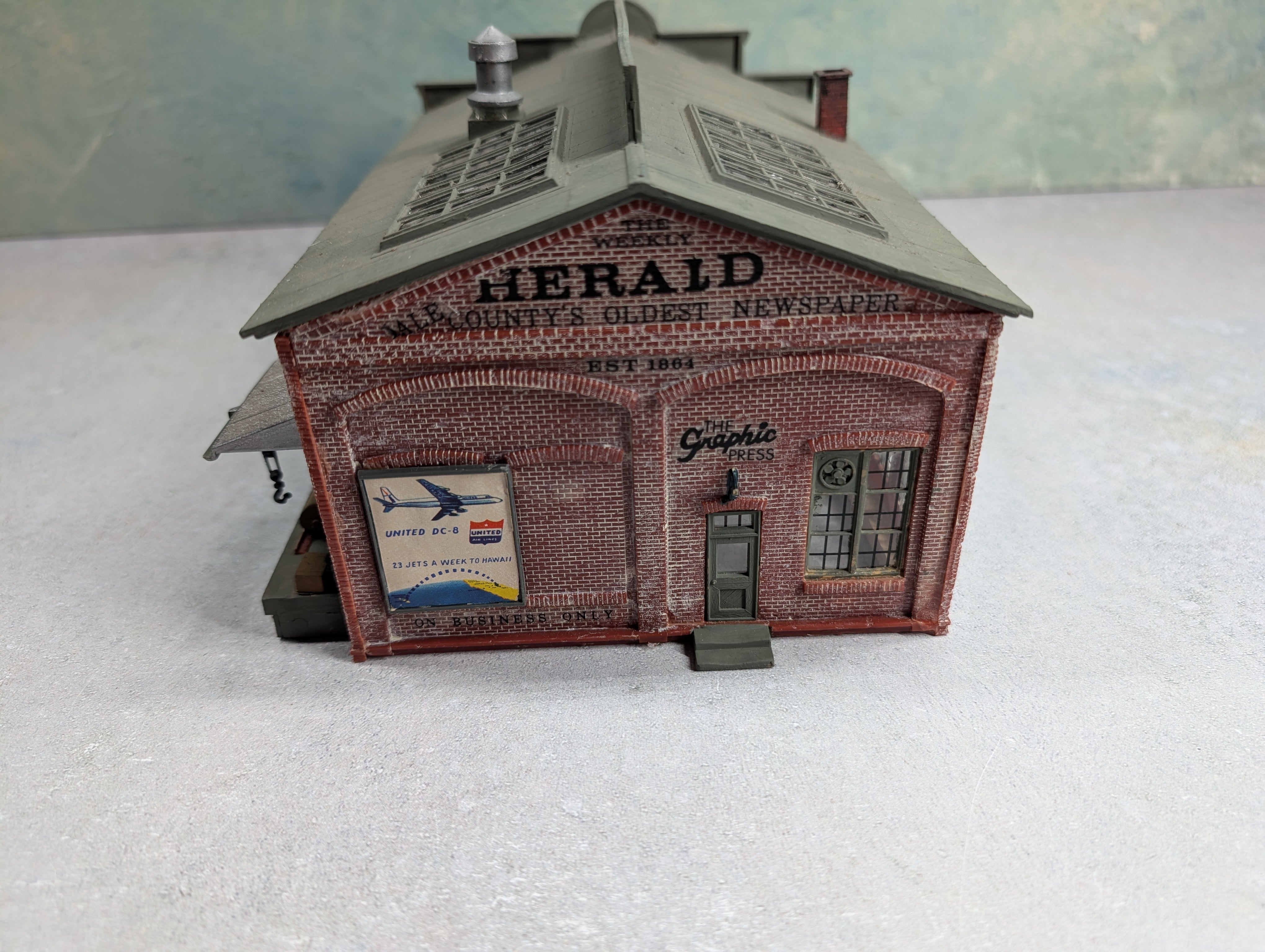 USED HO Scale Weekly Herald, Brick Building