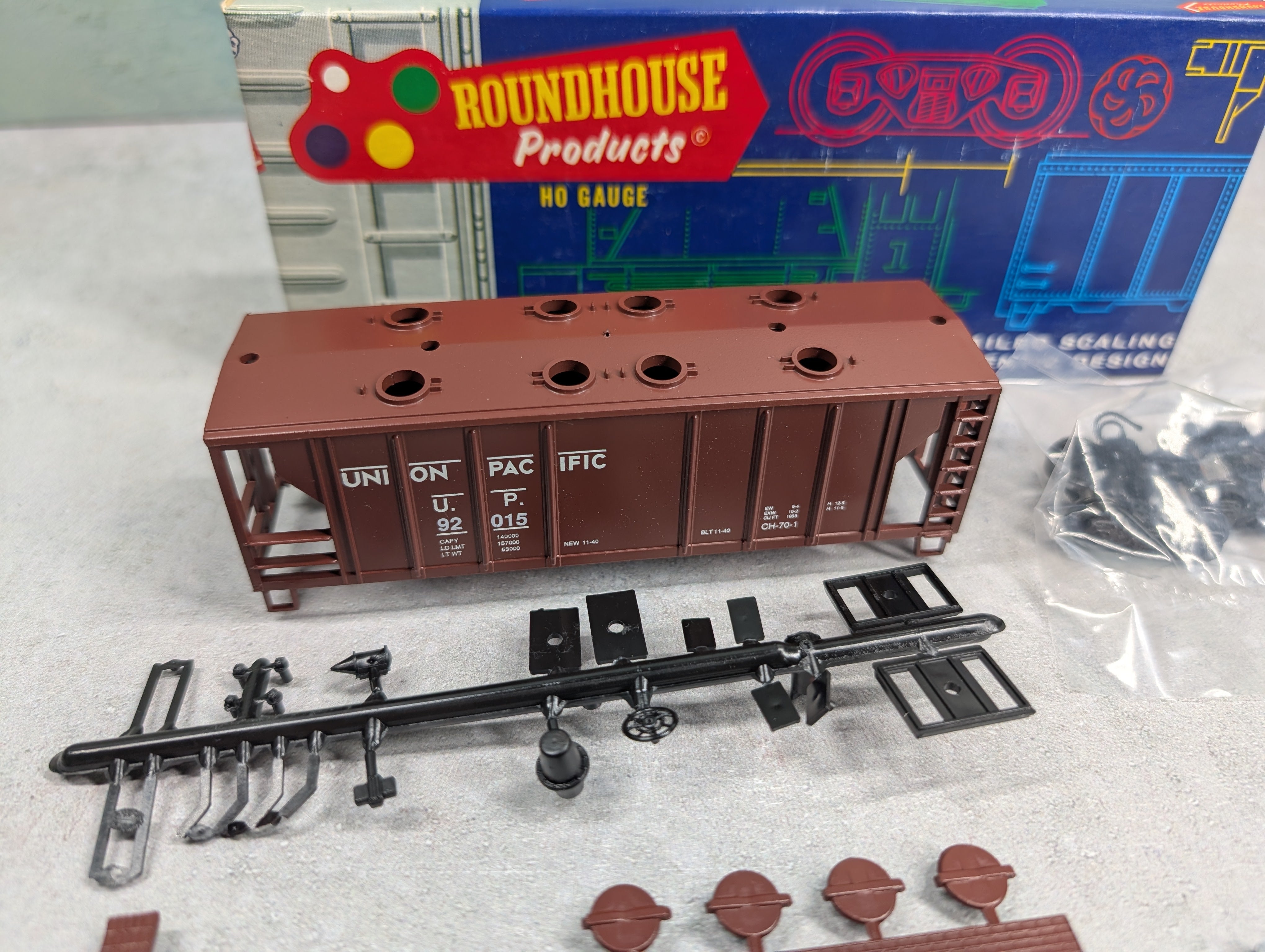 USED Roundhouse 3221 HO Scale 2 Bay Covered Hopper Union Pacifc UP #92015 KIT