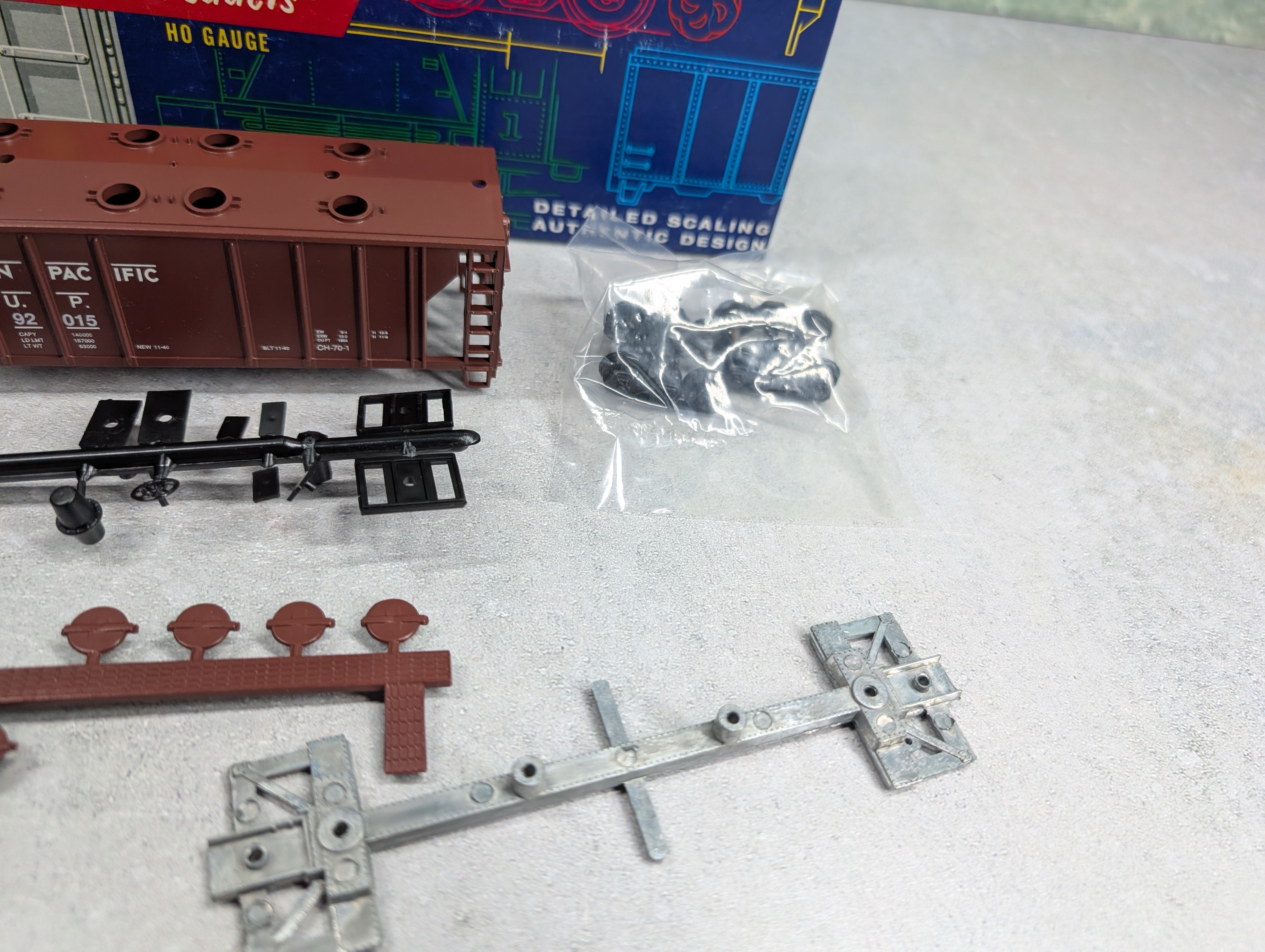 USED Roundhouse 3221 HO Scale 2 Bay Covered Hopper Union Pacifc UP #92015 KIT