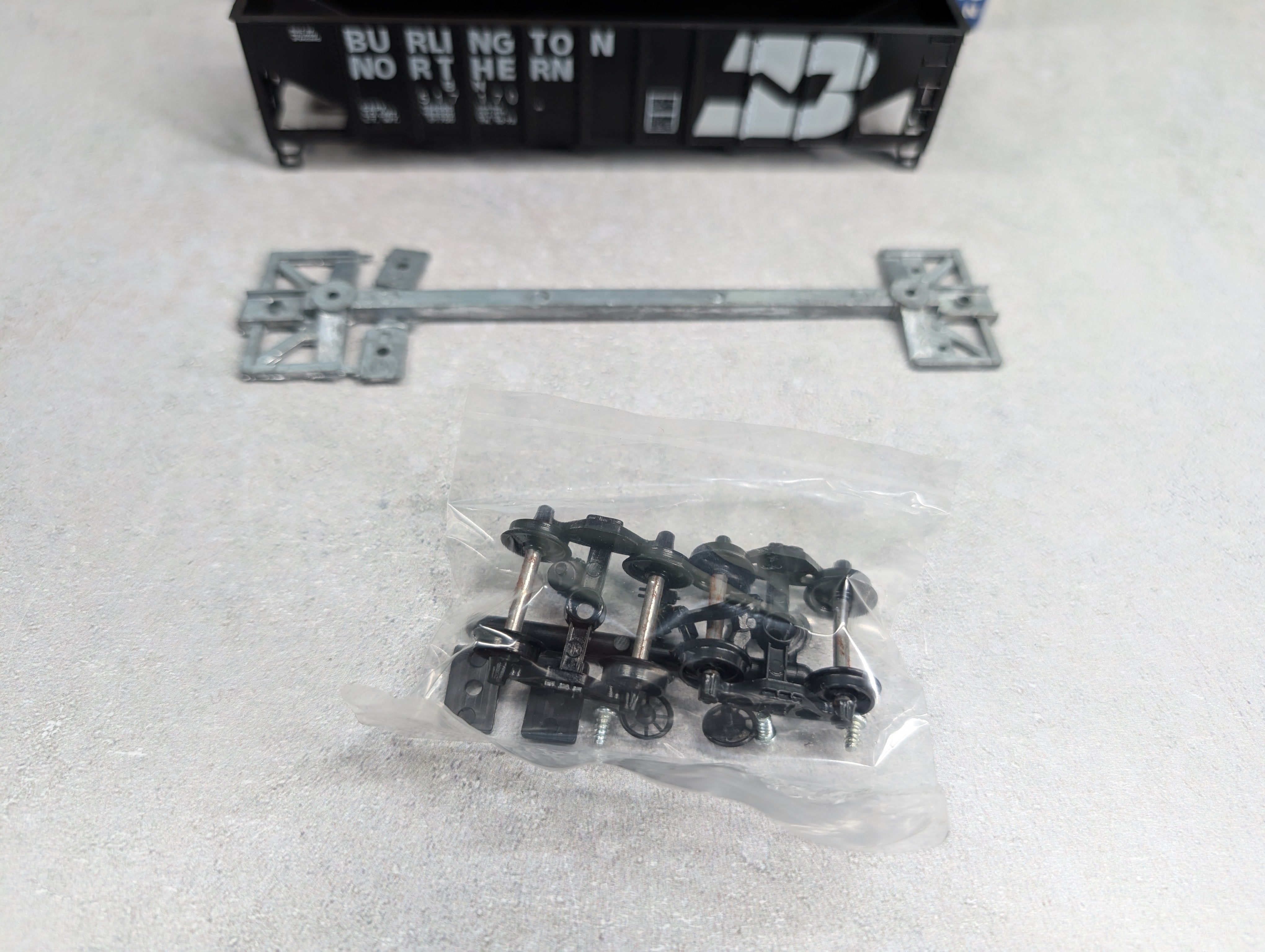 USED Roundhouse 1498 HO Scale 3-Bay Rib Side Hopper Burlington Northern BN #517170 KIT