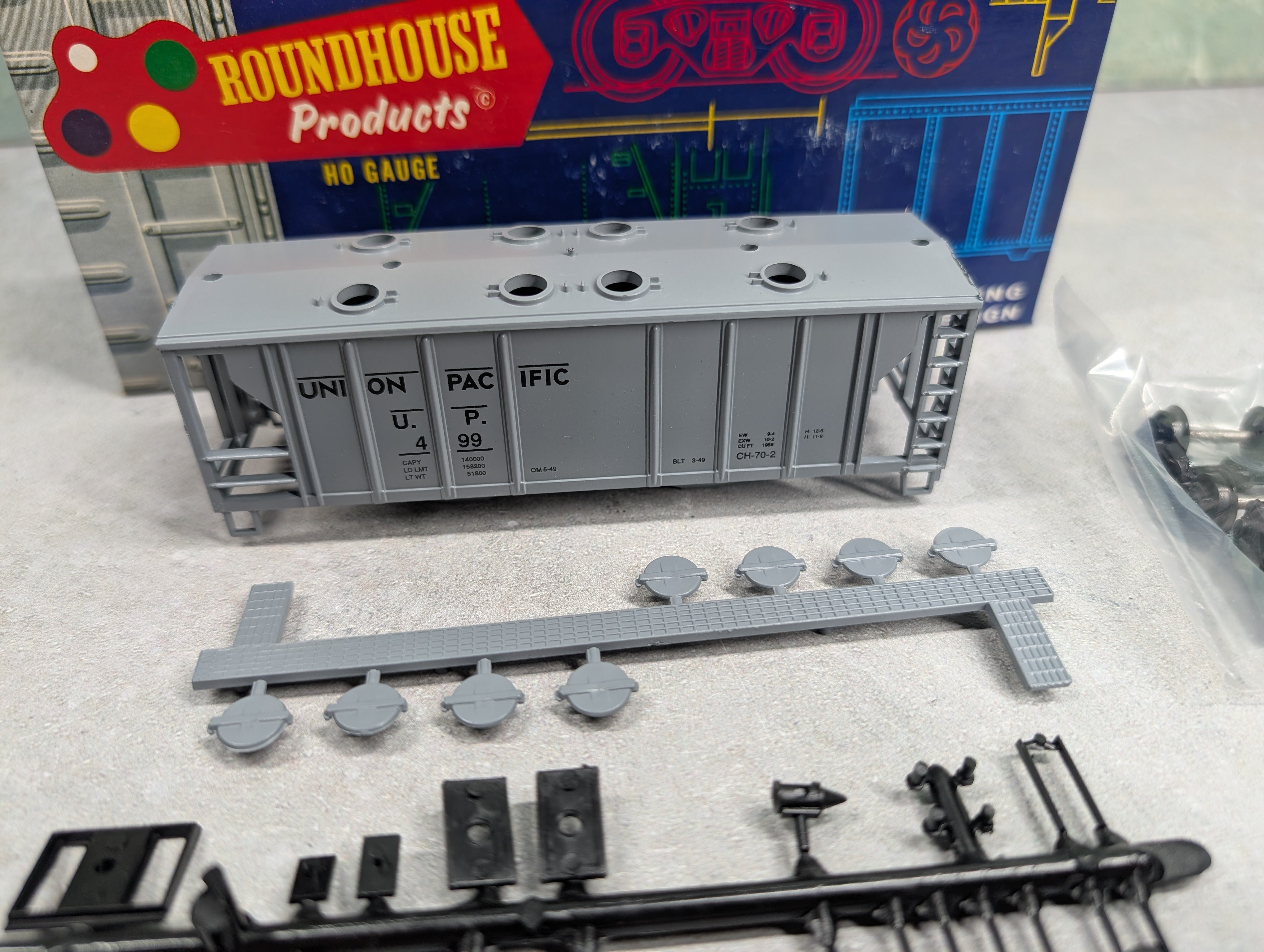 USED Roundhouse 3222 HO Scale 2 Bay Covered Hopper Union Pacifc UP #499 KIT