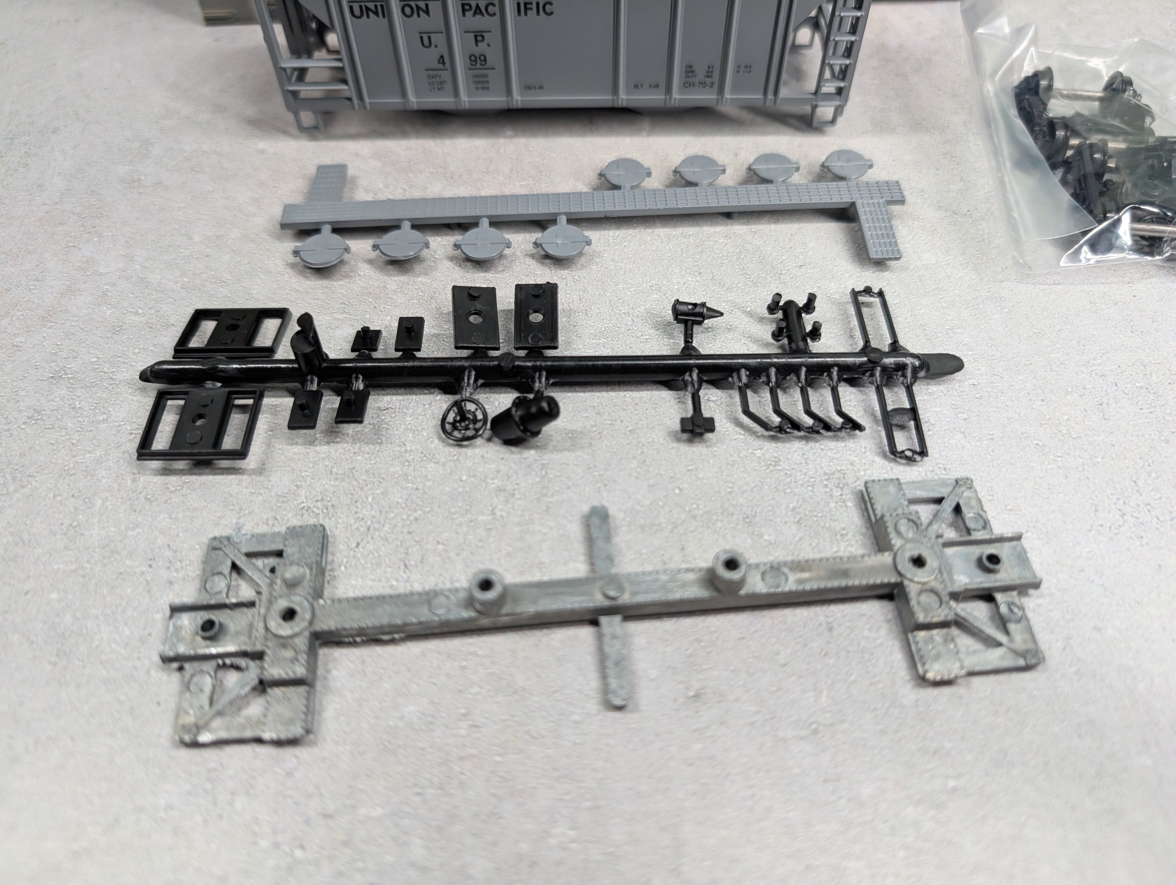 USED Roundhouse 3222 HO Scale 2 Bay Covered Hopper Union Pacifc UP #499 KIT