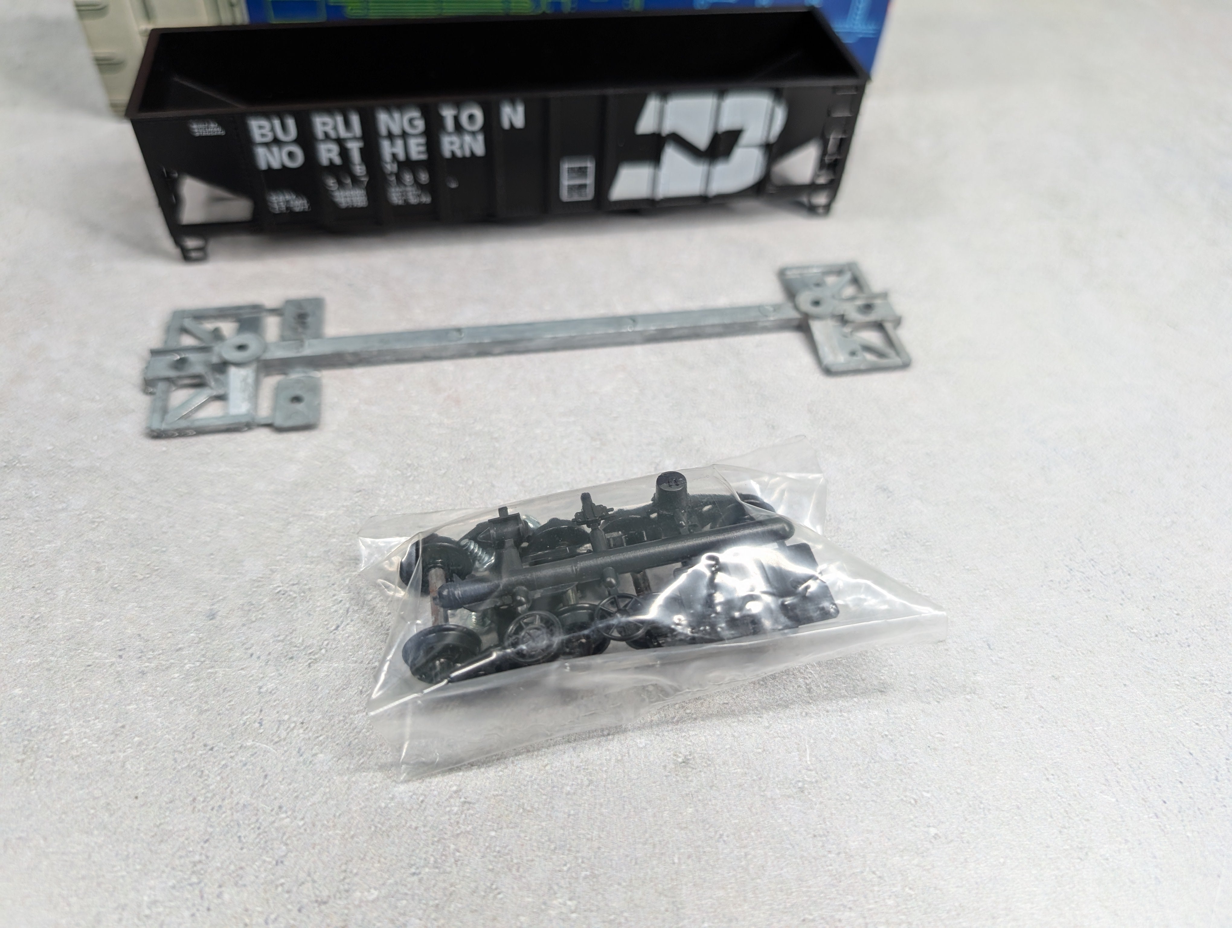 USED Roundhouse 1498 HO Scale 3-Bay Rib Side Hopper Burlington Northern BN #517188 KIT