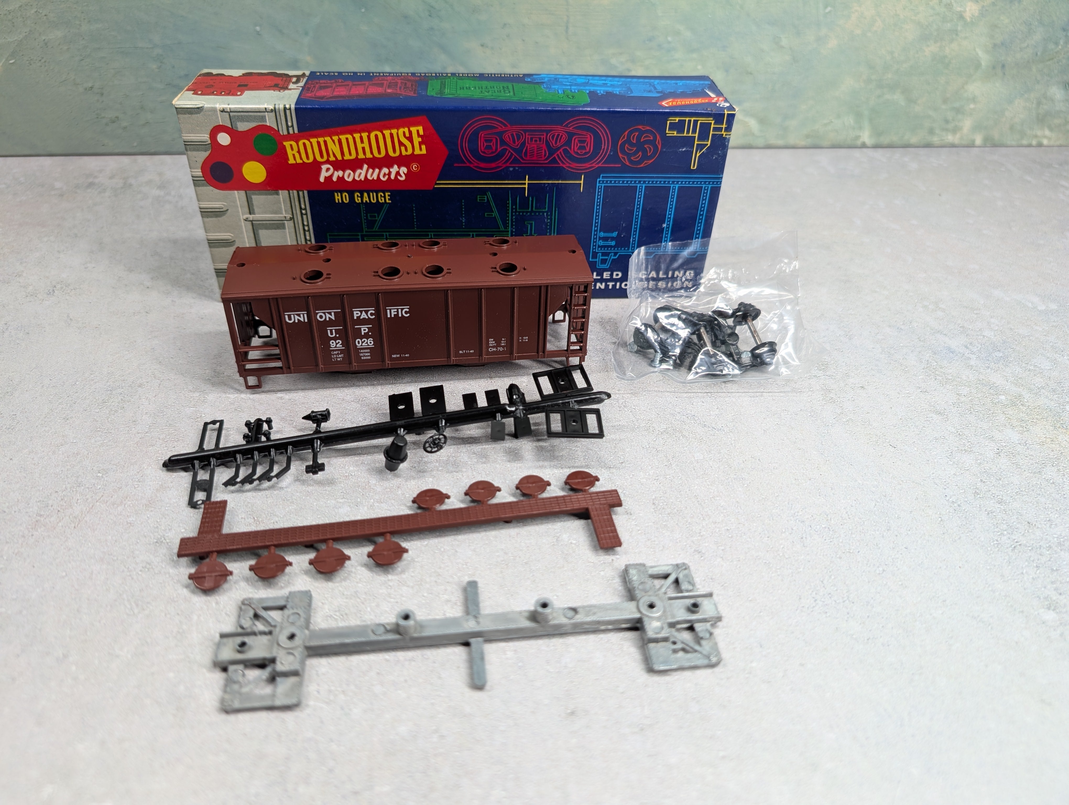 USED Roundhouse 3221 HO Scale 2 Bay Covered Hopper Union Pacifc UP #92026 KIT