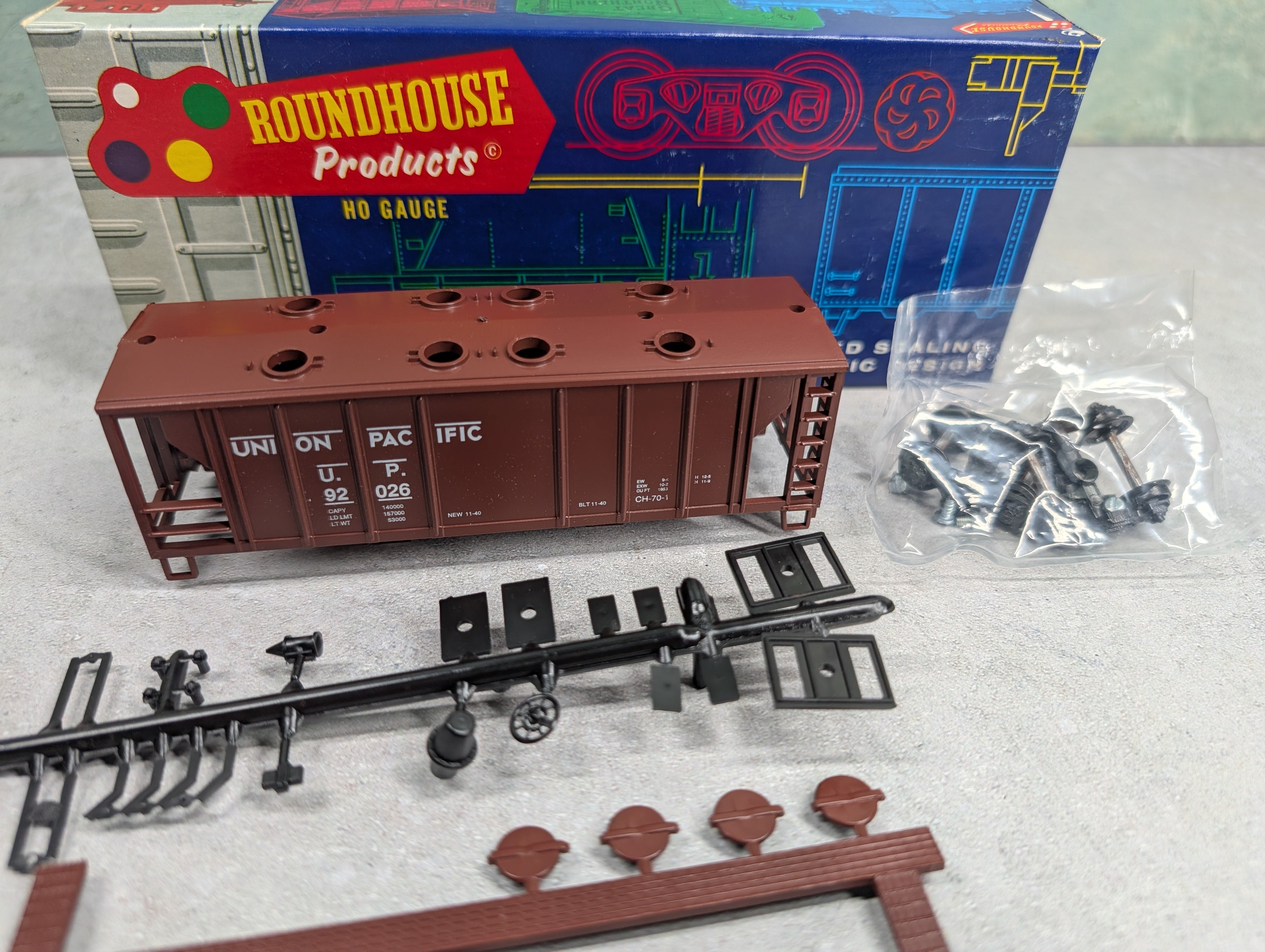 USED Roundhouse 3221 HO Scale 2 Bay Covered Hopper Union Pacifc UP #92026 KIT