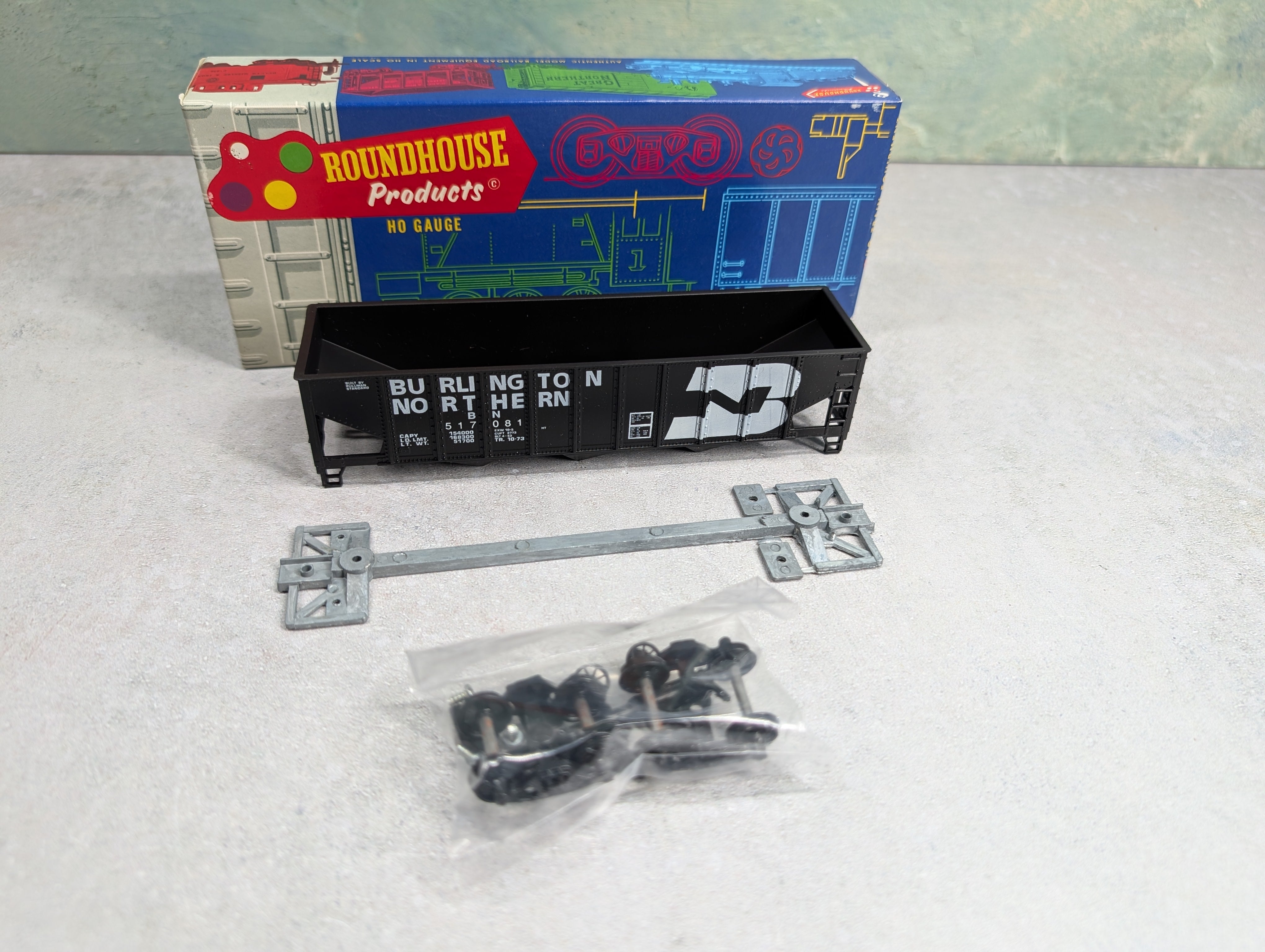 USED Roundhouse 1498 HO Scale 3-Bay Rib Side Hopper Burlington Northern BN #517081 KIT