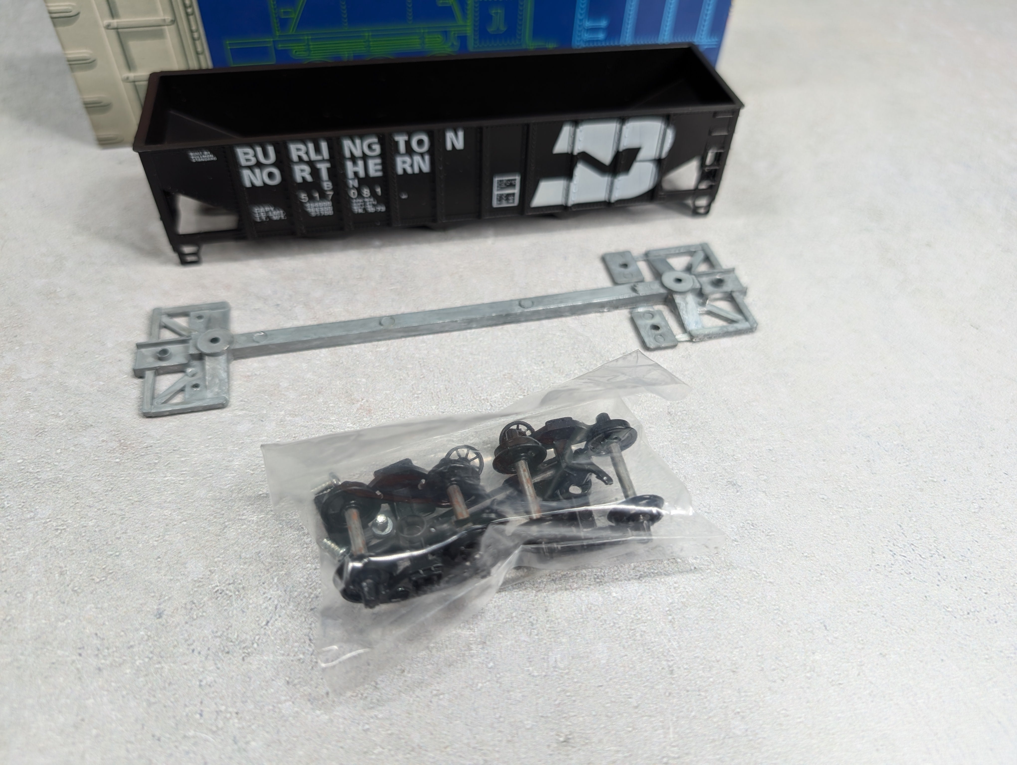 USED Roundhouse 1498 HO Scale 3-Bay Rib Side Hopper Burlington Northern BN #517081 KIT