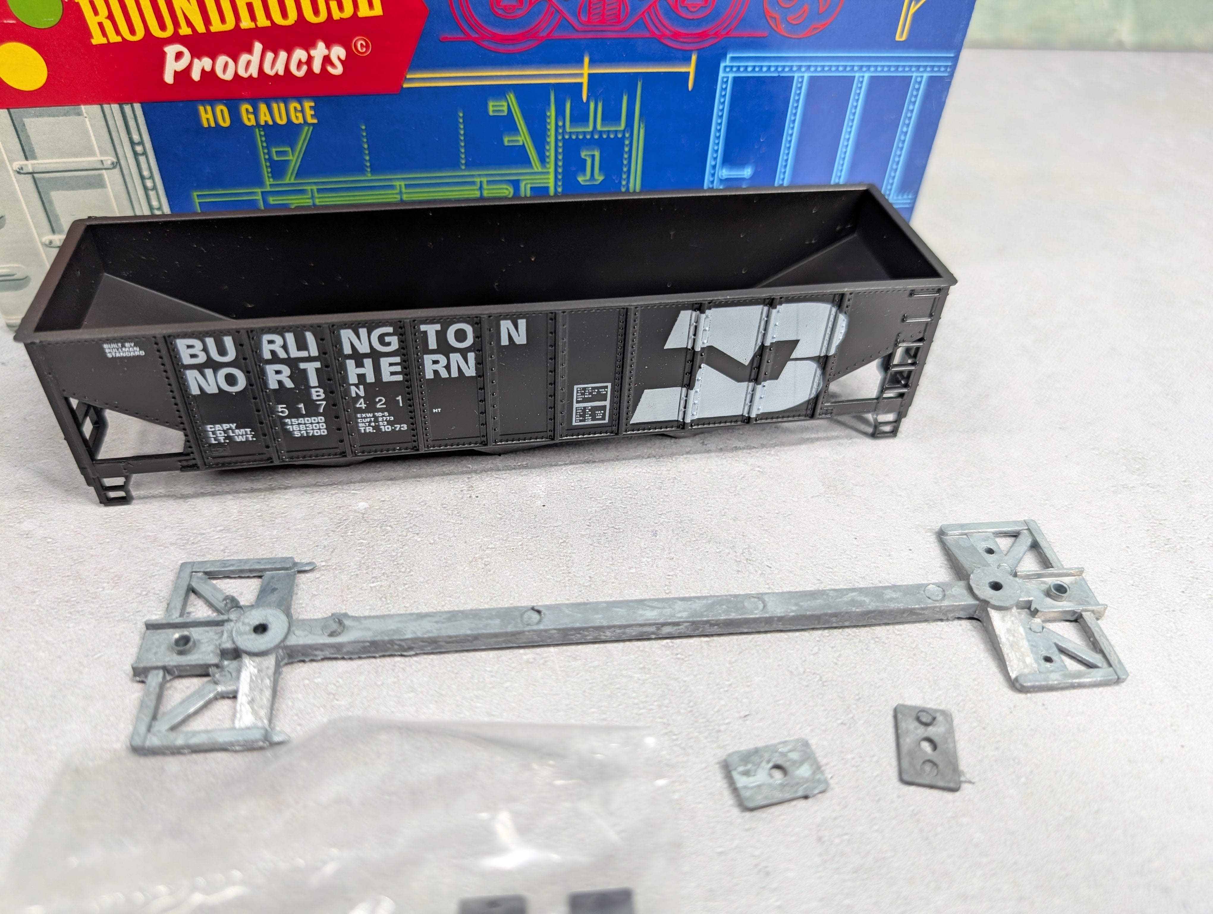 USED Roundhouse 1498 HO Scale 3-Bay Rib Side Hopper Burlington Northern BN #517421 KIT