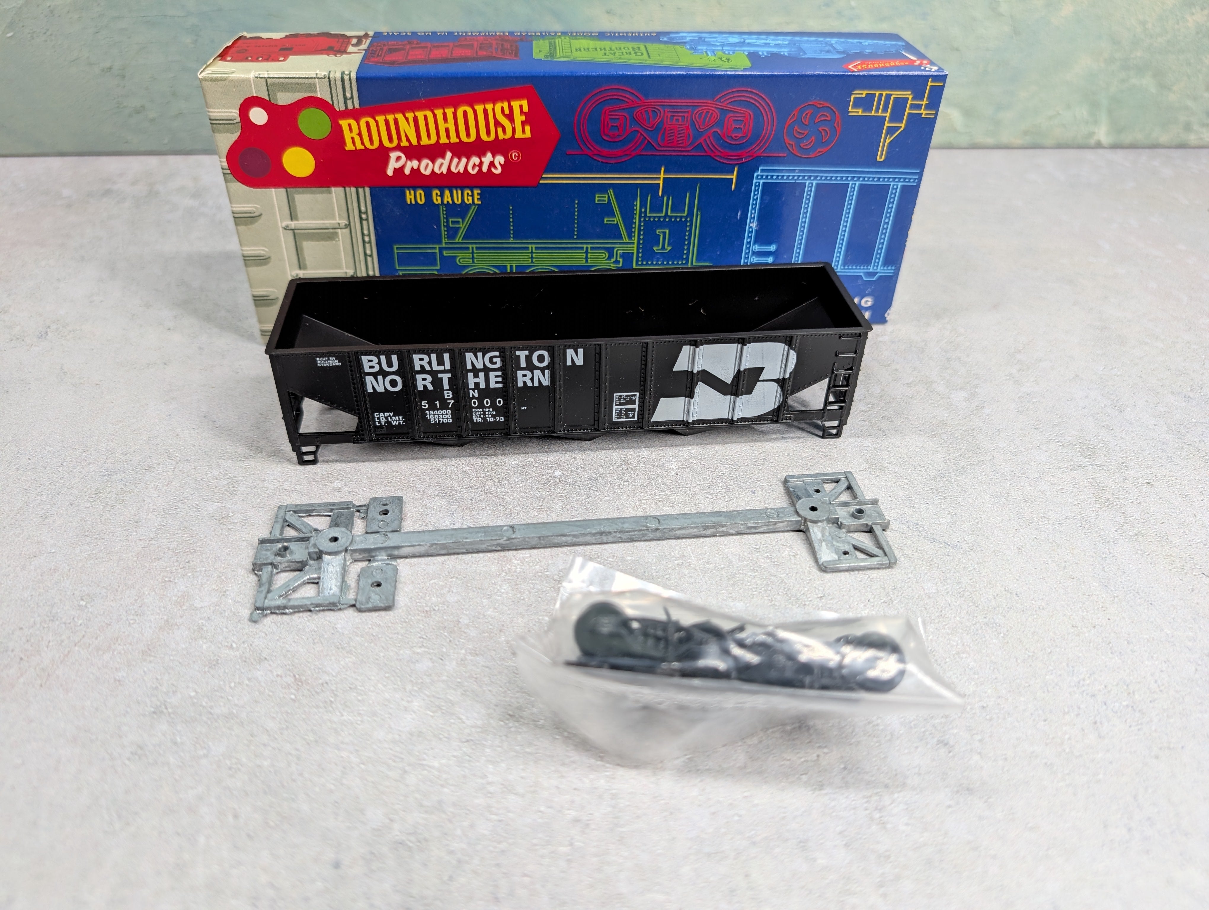 USED Roundhouse 1498 HO Scale 3-Bay Rib Side Hopper Burlington Northern BN #517000 KIT