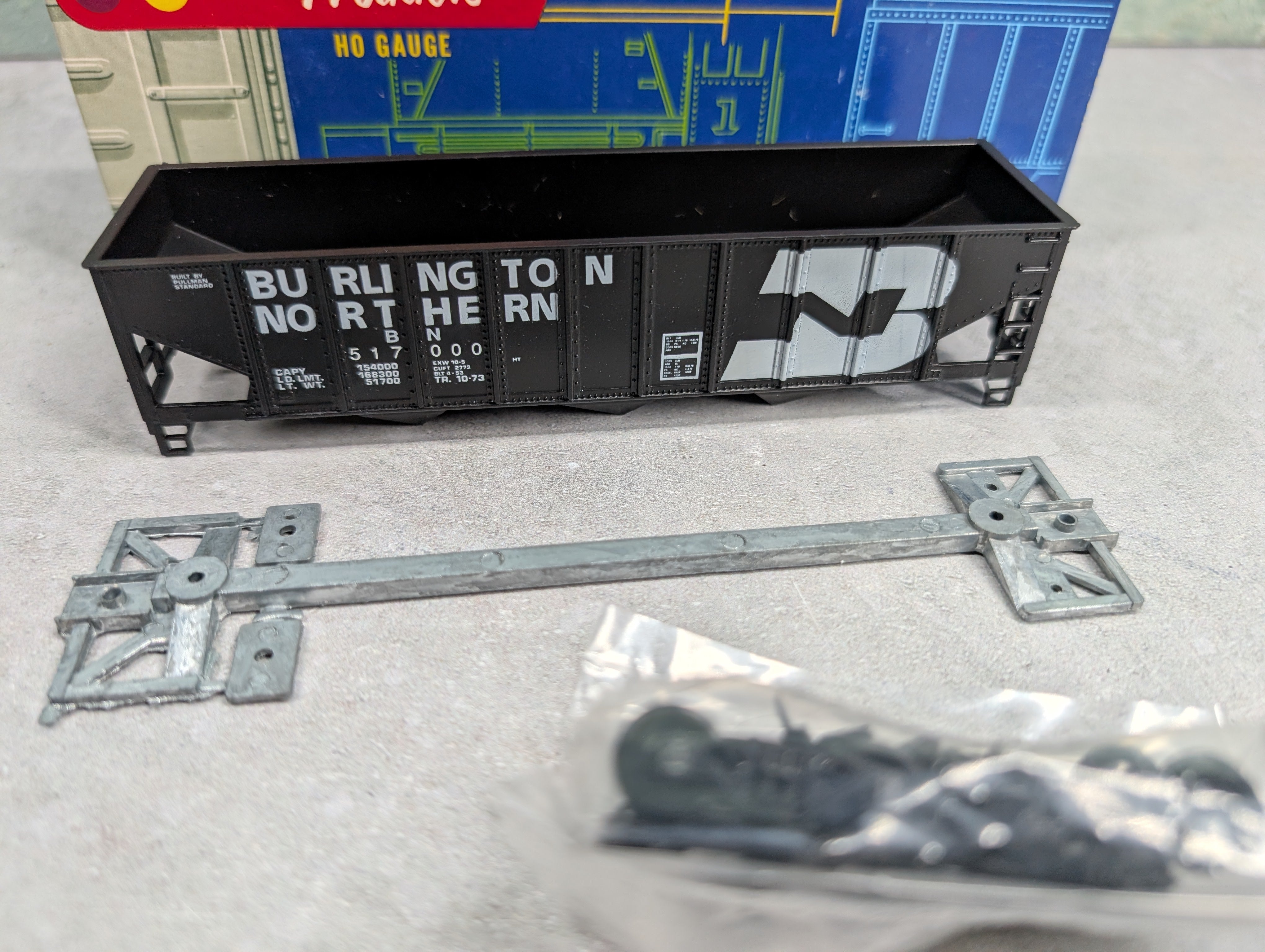 USED Roundhouse 1498 HO Scale 3-Bay Rib Side Hopper Burlington Northern BN #517000 KIT