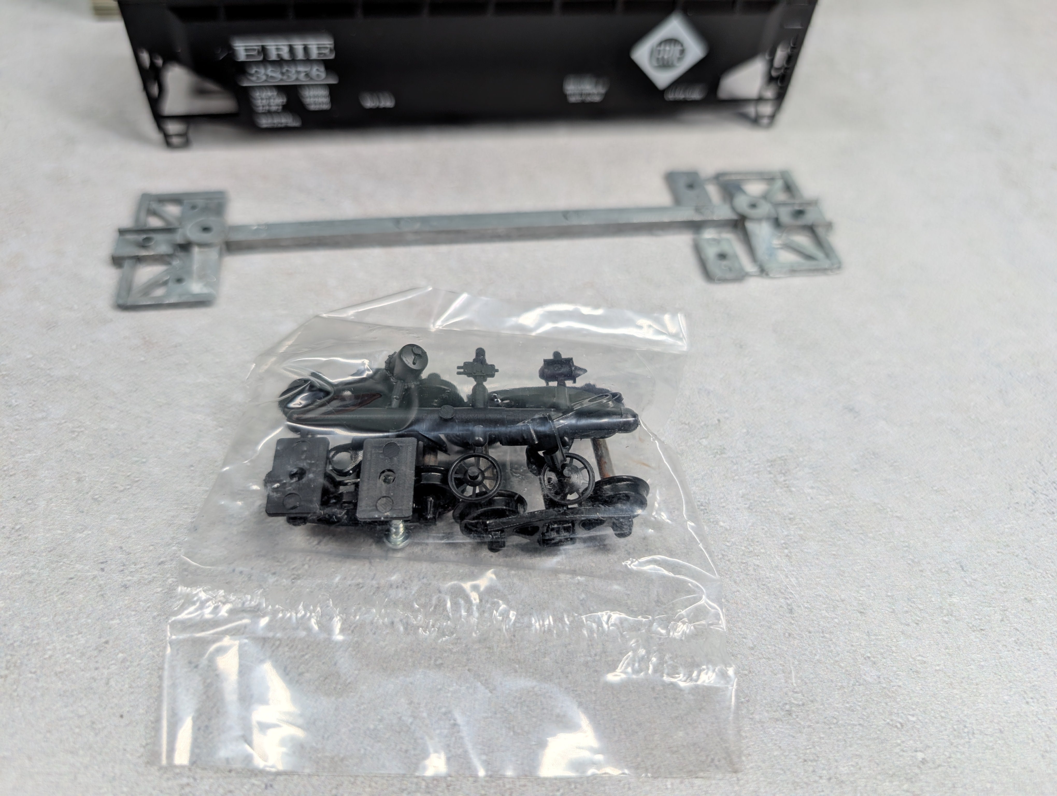 USED Roundhouse 1611 HO Scale 3-Bay Rib Side Hopper Erie #38376 KIT