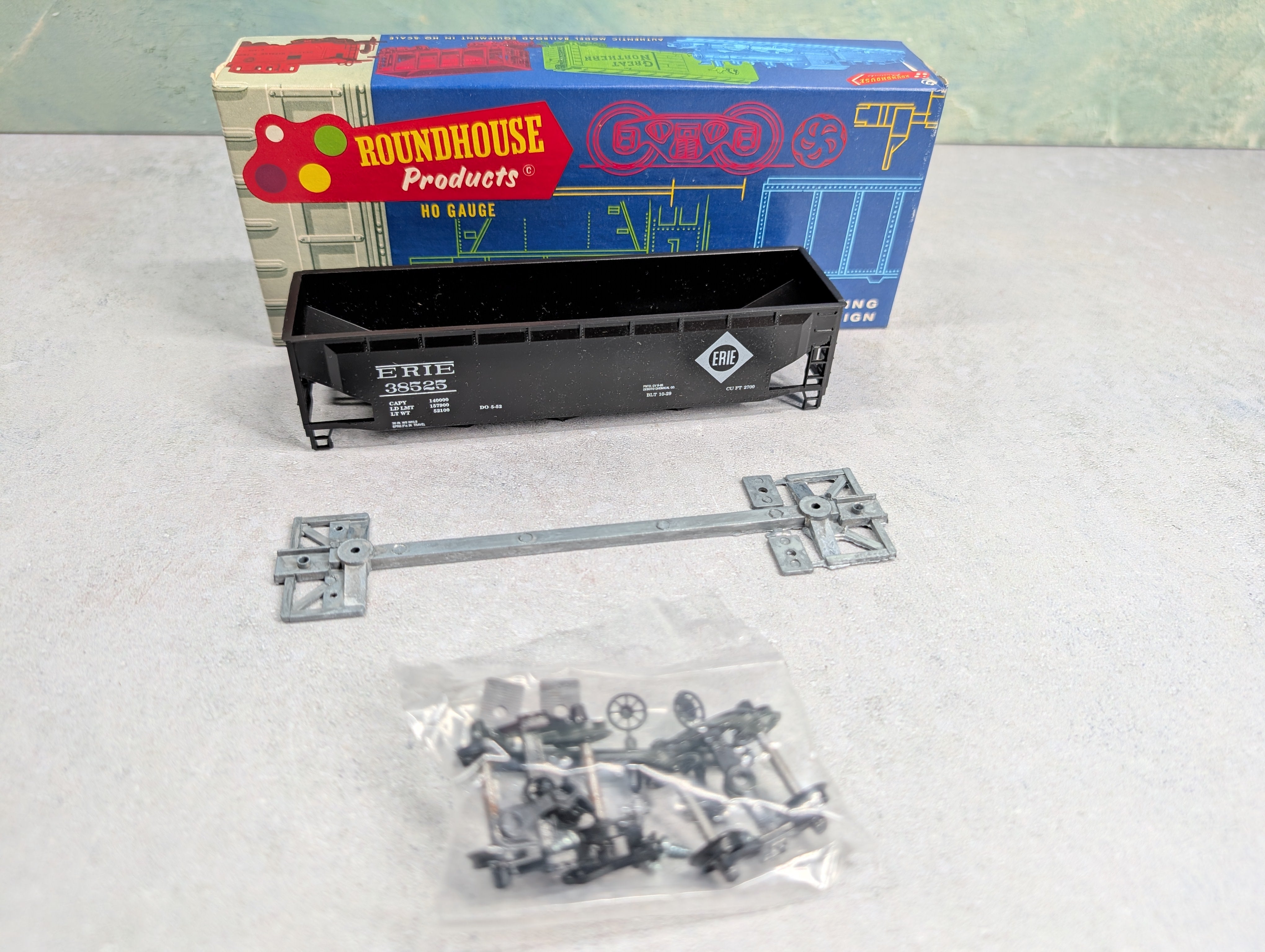 USED Roundhouse 1611 HO Scale 3-Bay Rib Side Hopper Erie #38525 KIT