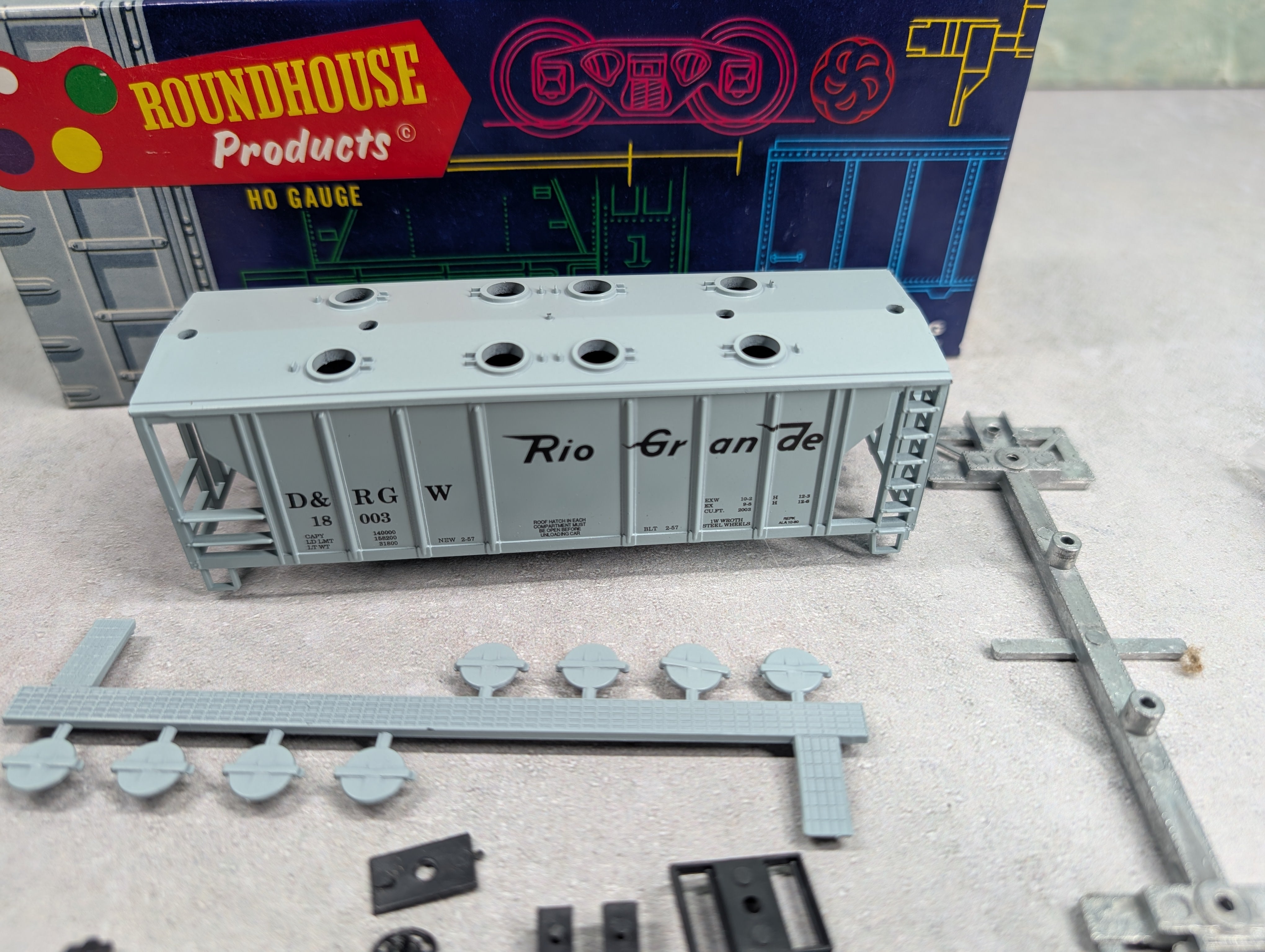 USED Roundhouse 3233 HO Scale 2 Bay Covered Hopper Rio Grande D&RGW #18003 KIT