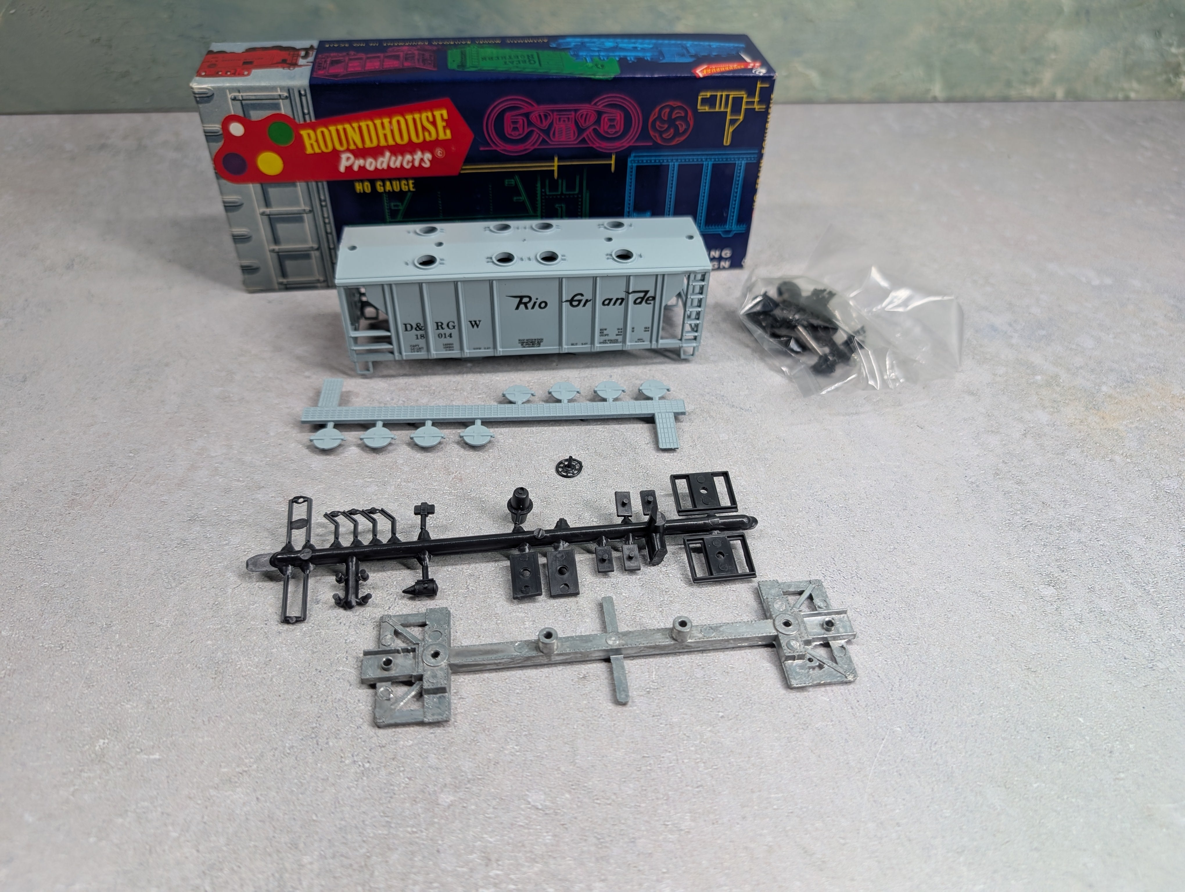 USED Roundhouse 3233 HO Scale 2 Bay Covered Hopper Rio Grande D&RGW #18014 KIT