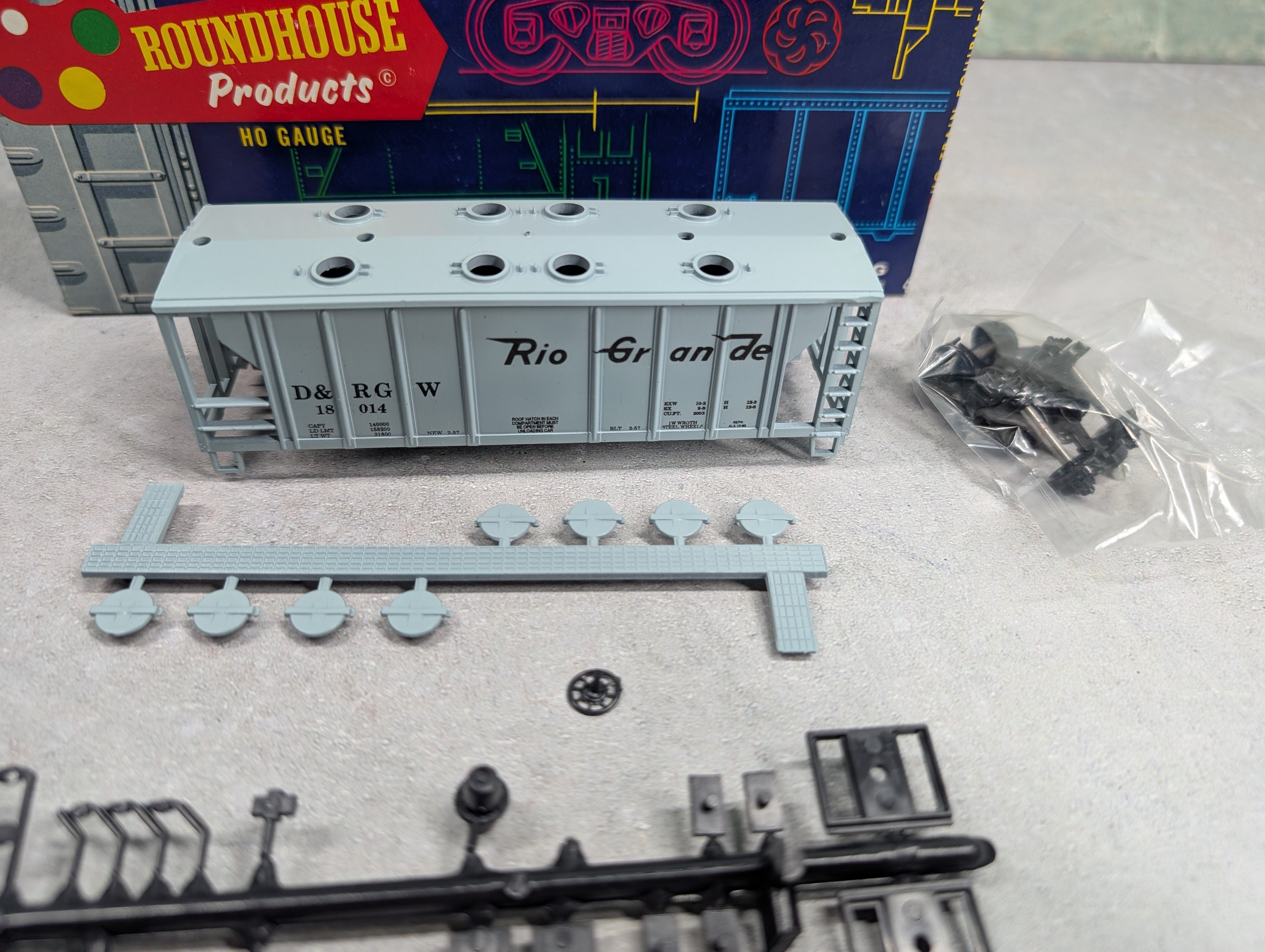 USED Roundhouse 3233 HO Scale 2 Bay Covered Hopper Rio Grande D&RGW #18014 KIT