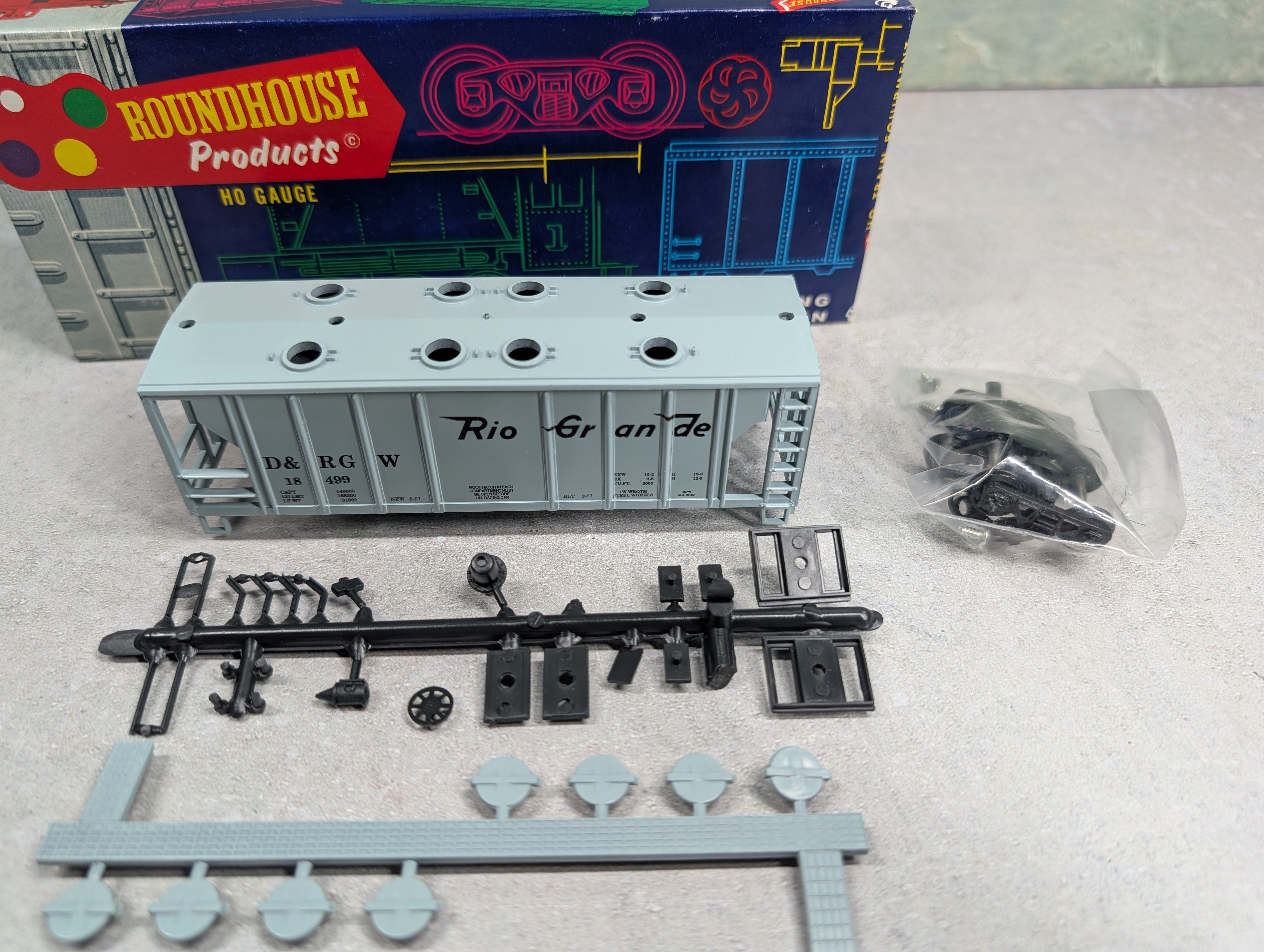 USED Roundhouse 3233 HO Scale 2 Bay Covered Hopper Rio Grande D&RGW #18499 KIT