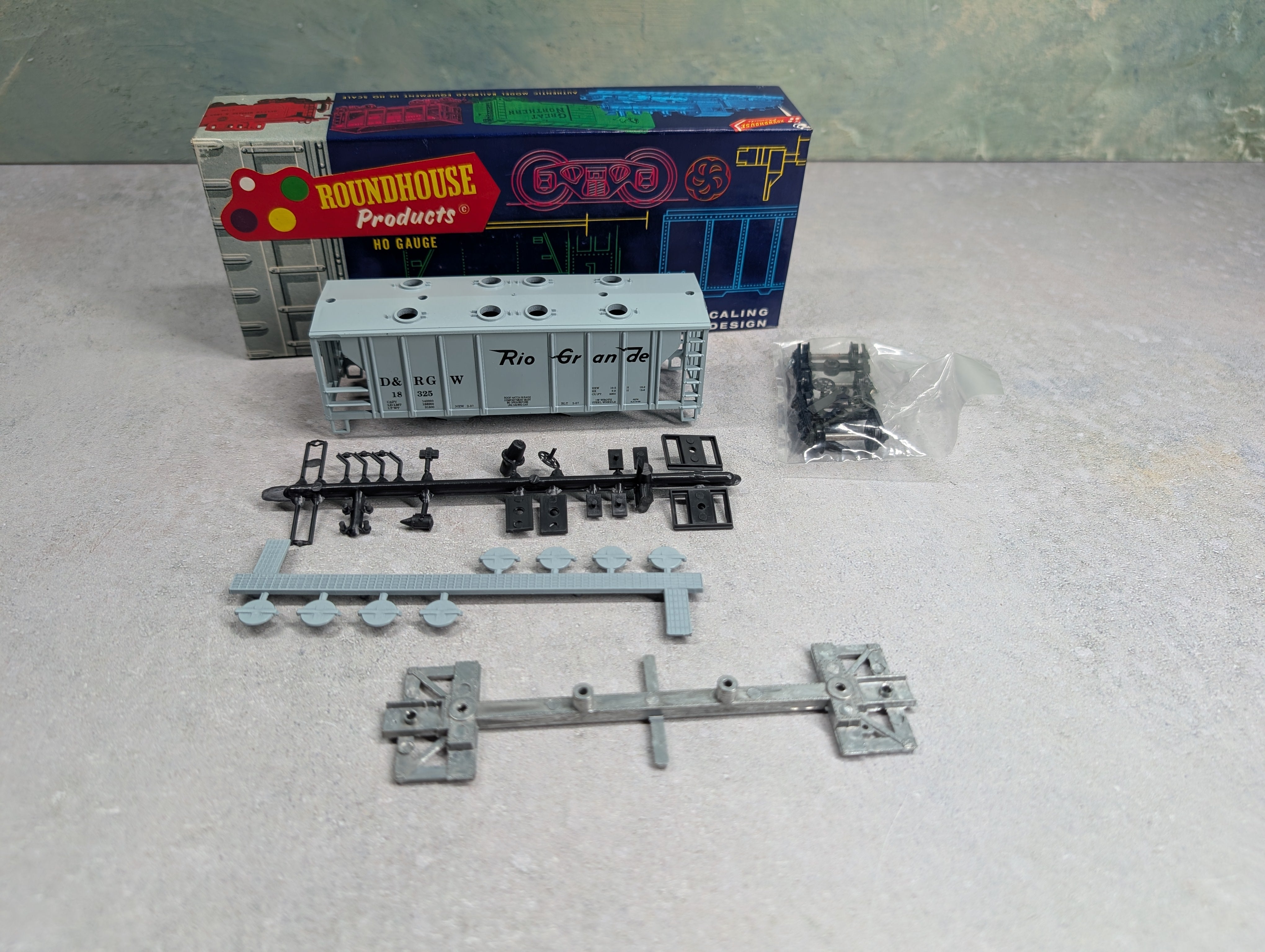 USED Roundhouse 3233 HO Scale 2 Bay Covered Hopper Rio Grande D&RGW #18325 KIT