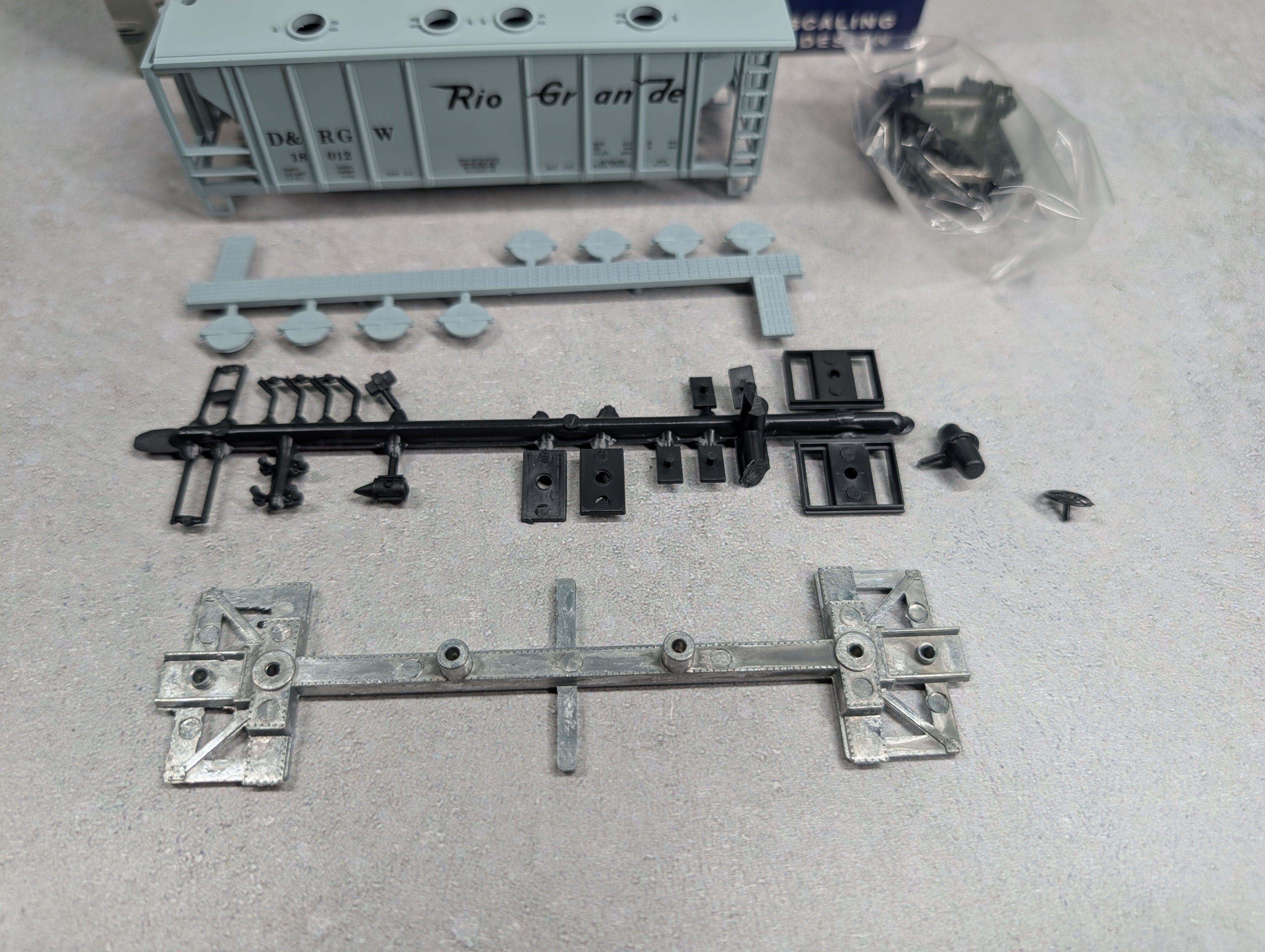 USED Roundhouse 3233 HO Scale 2 Bay Covered Hopper Rio Grande D&RGW #18012 KIT