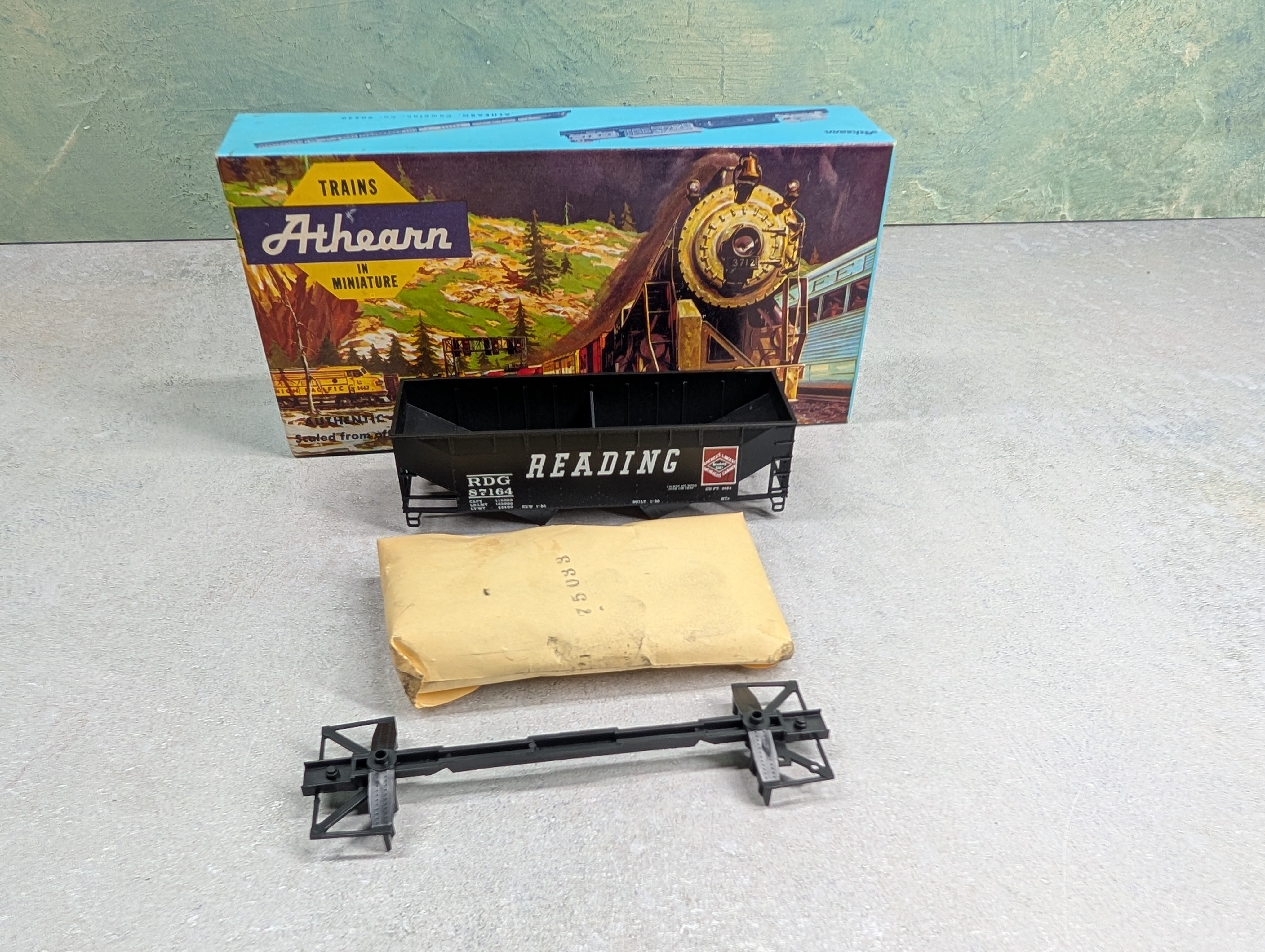 USED Athearn HO Scale 2-Bay 34' Flat-End Hopper Reading RDG #87164 Bev-Bel KIT