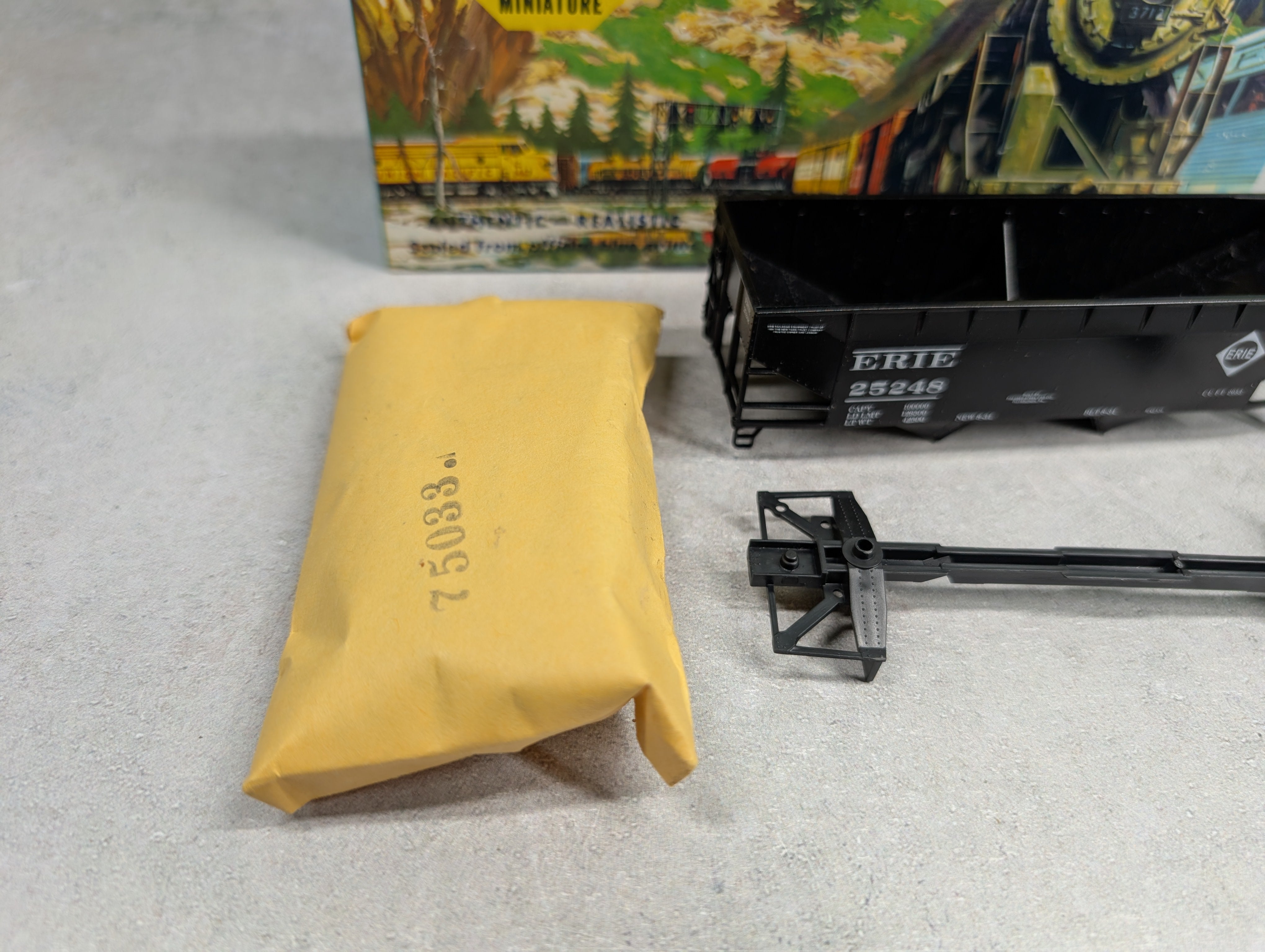 USED Athearn 5407 HO Scale 2-Bay 34' Hopper Erie #25248 KIT