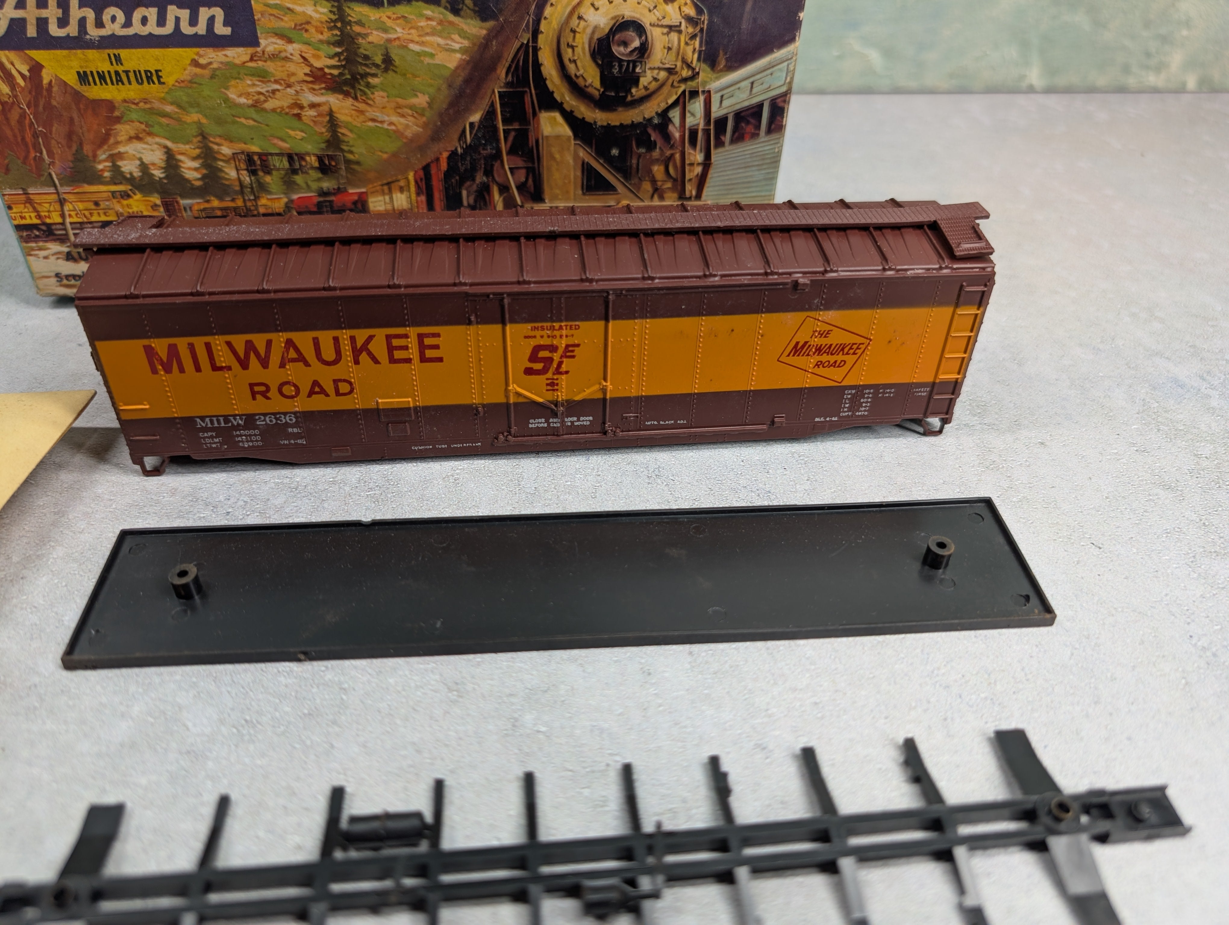 USED Athearn 1330 HO Scale 50' Plug Door Box Car Milwaukee Road MILW #2636 KIT