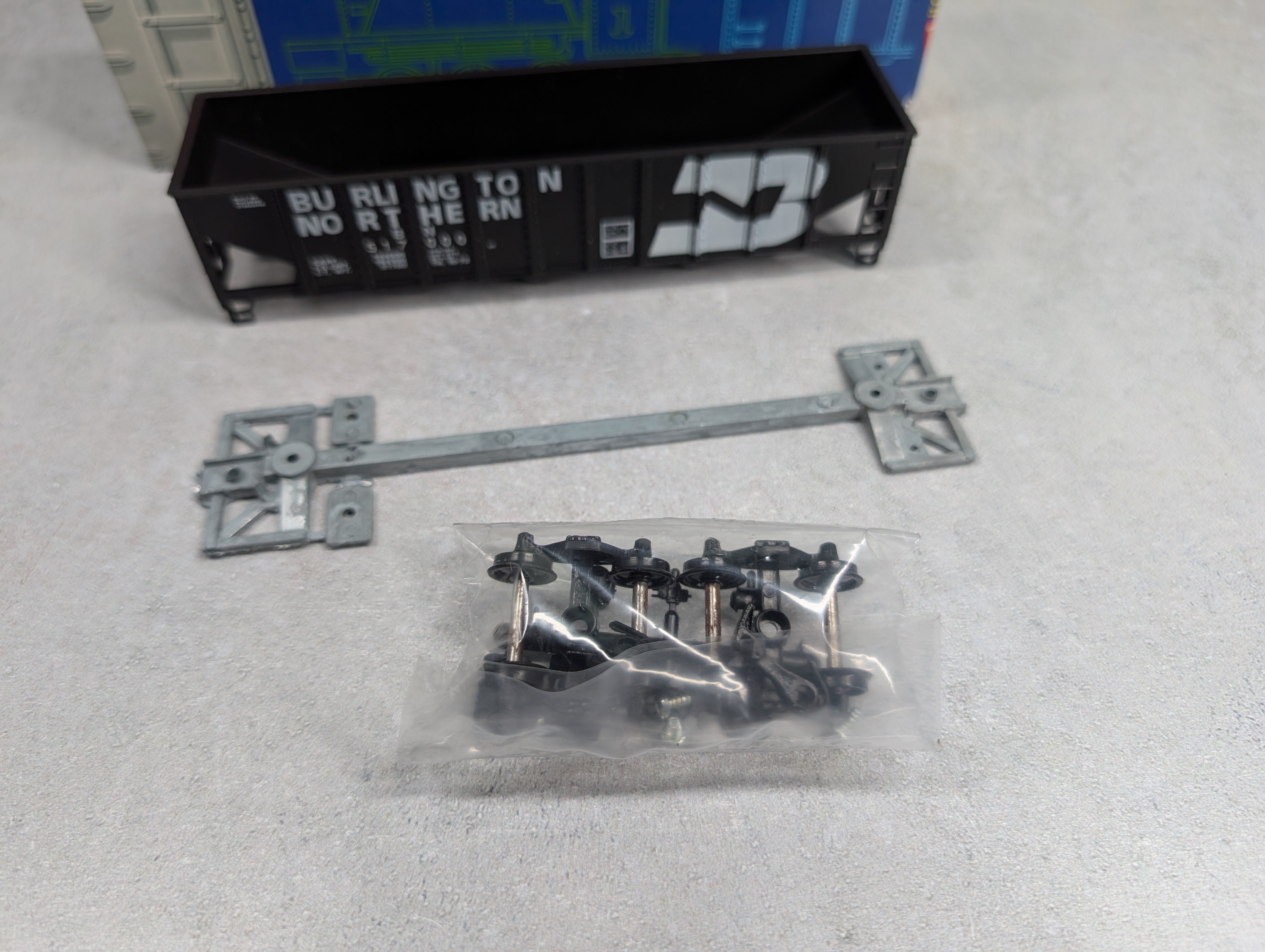 USED Roundhouse 1498 HO Scale 3-Bay Rib Side Hopper Burlington Northern BN #517000 KIT