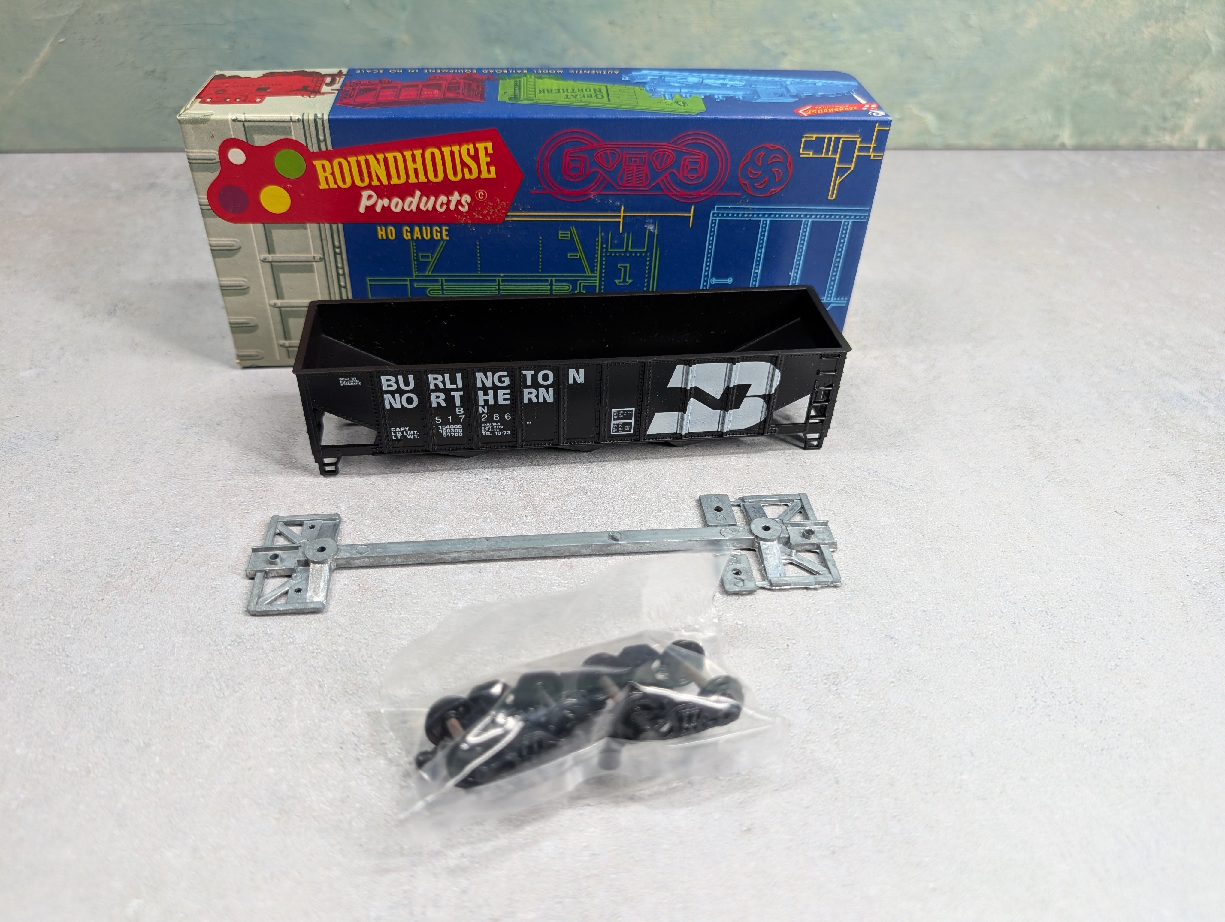 USED Roundhouse 1498 HO Scale 3-Bay Rib Side Hopper Burlington Northern BN #517286 KIT