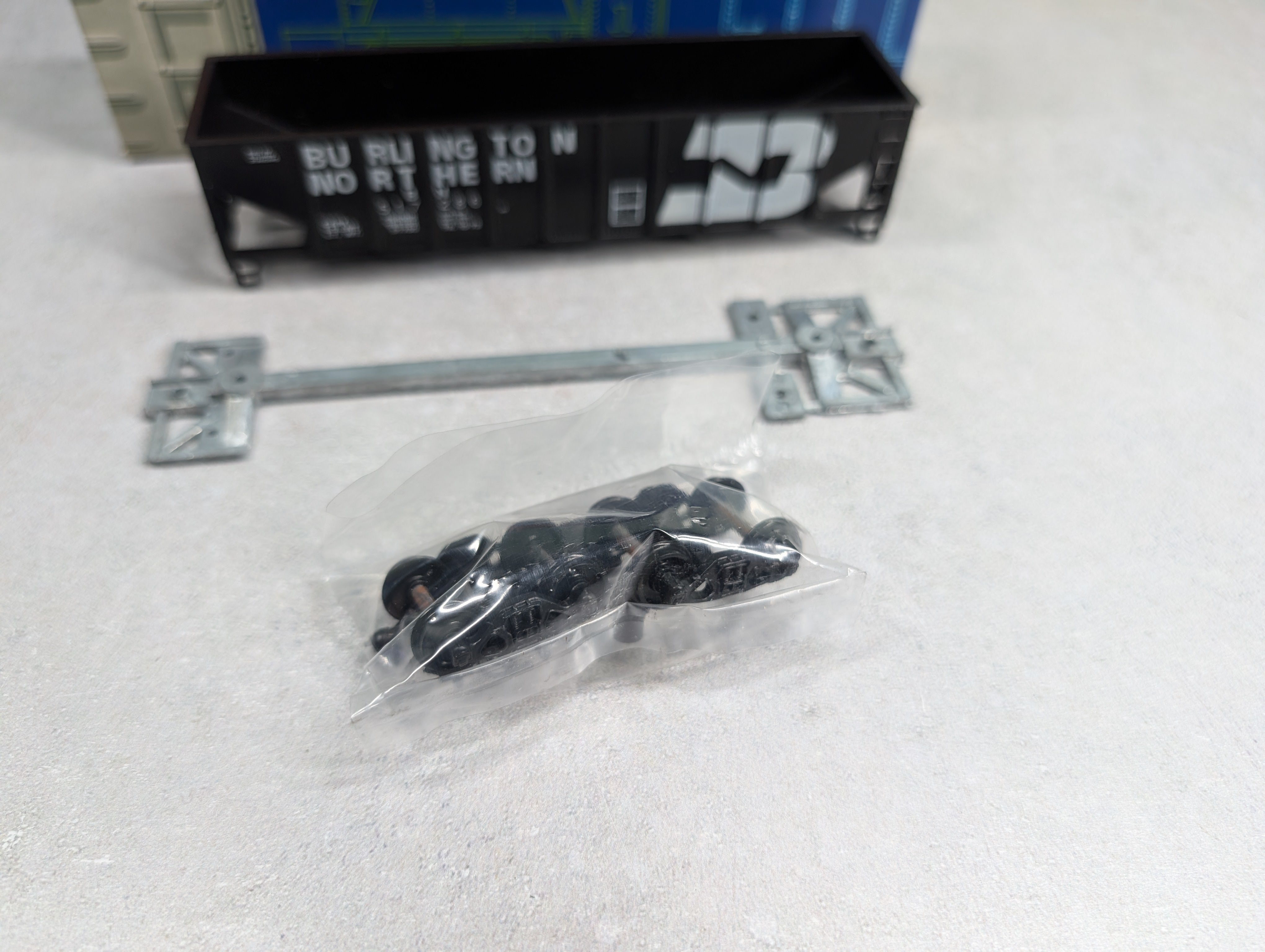 USED Roundhouse 1498 HO Scale 3-Bay Rib Side Hopper Burlington Northern BN #517286 KIT