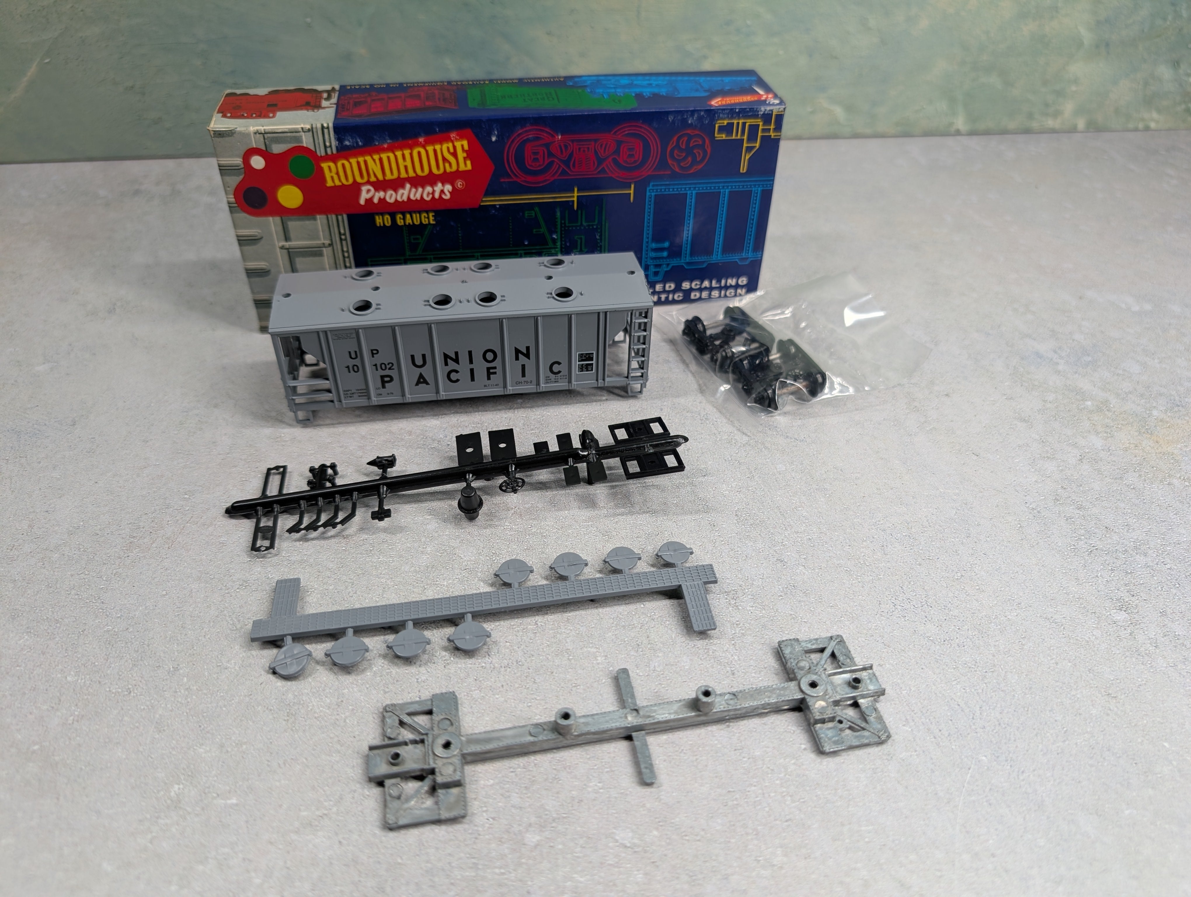 USED Roundhouse 1498 HO Scale 2-Bay Covered Hopper Union Pacific UP #10102 KIT