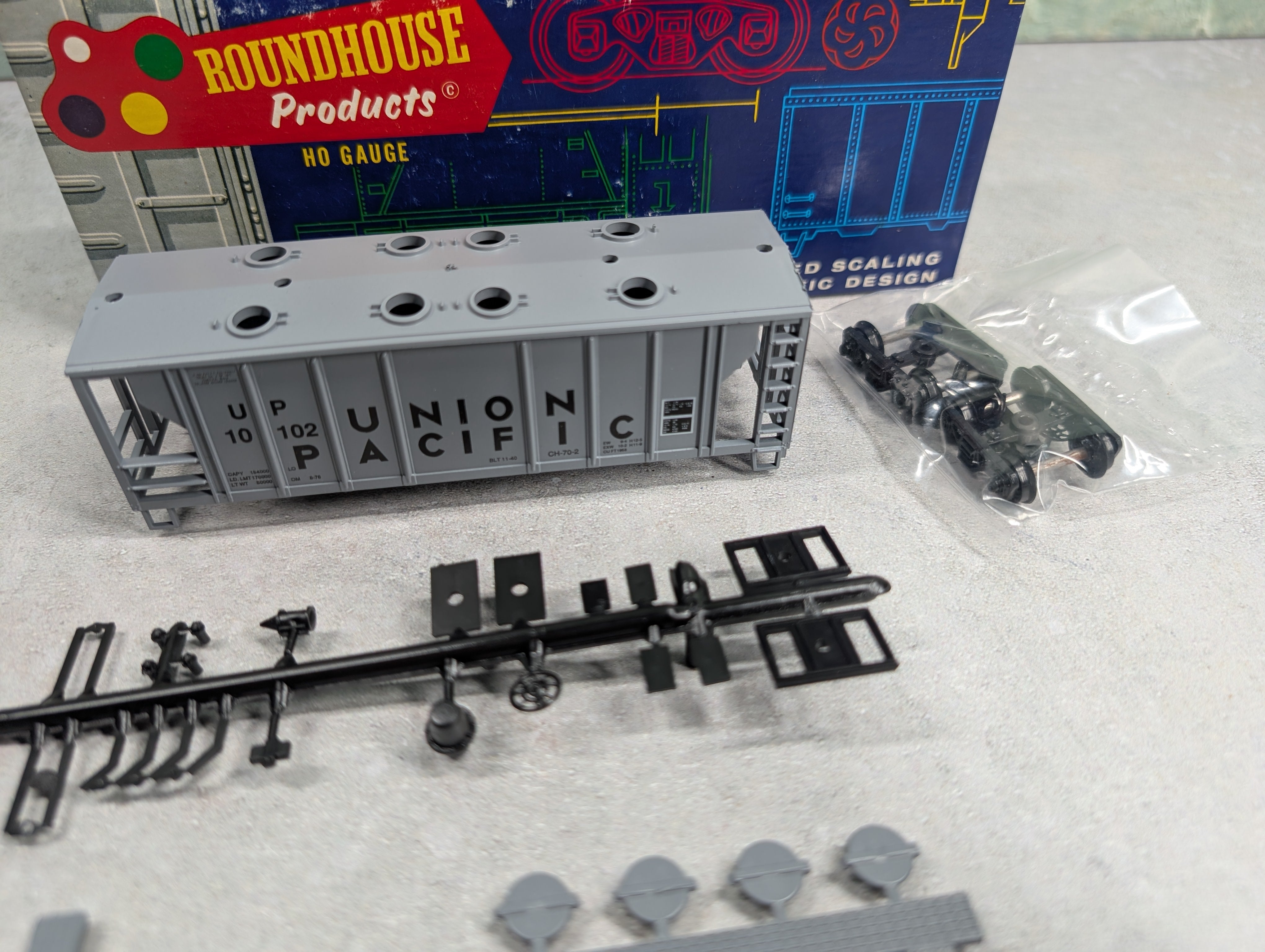 USED Roundhouse 1498 HO Scale 2-Bay Covered Hopper Union Pacific UP #10102 KIT