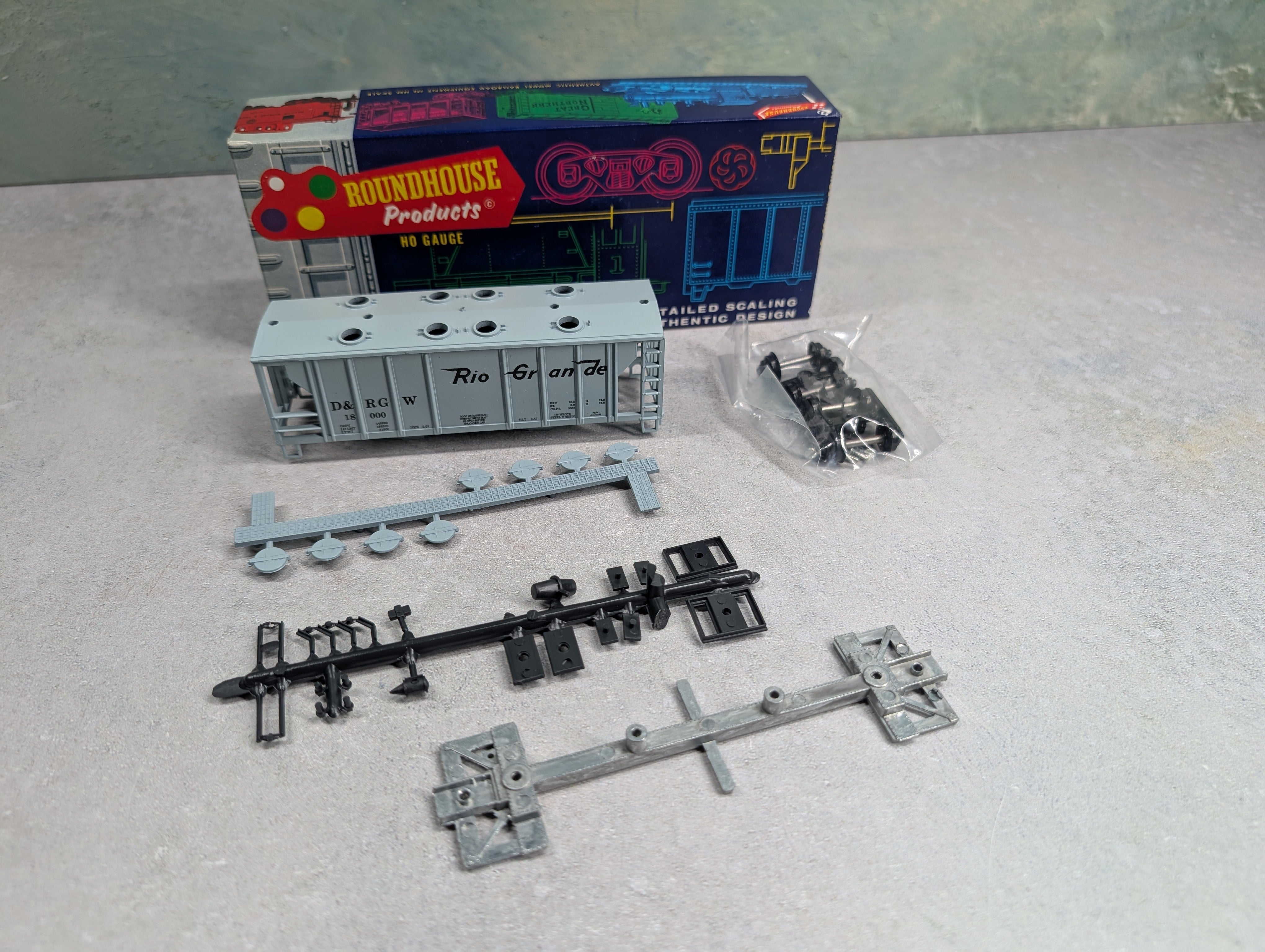 USED Roundhouse 3223 HO Scale 2-Bay Covered Hopper Rio Grande D&RGW #18000 KIT