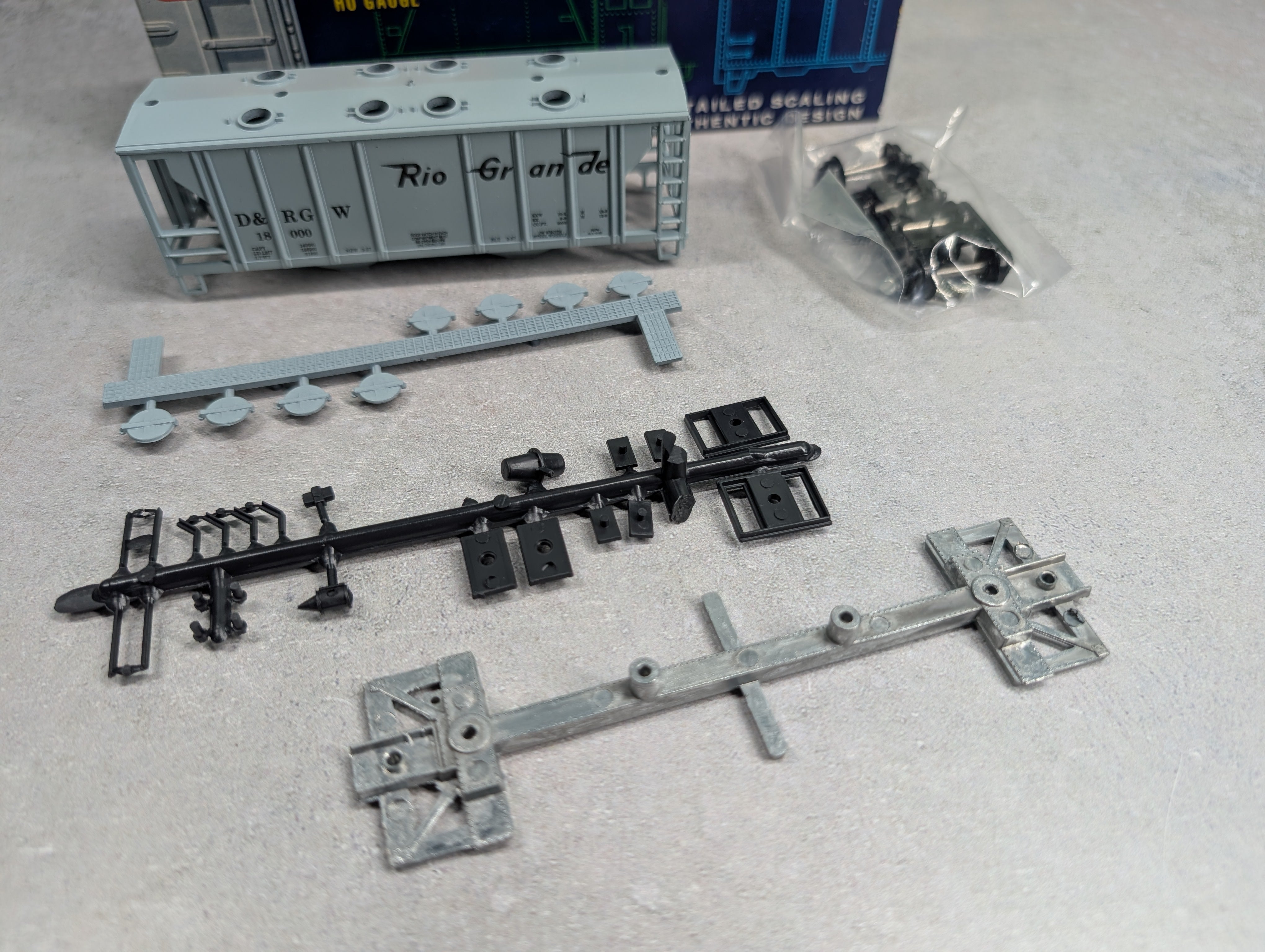 USED Roundhouse 3223 HO Scale 2-Bay Covered Hopper Rio Grande D&RGW #18000 KIT