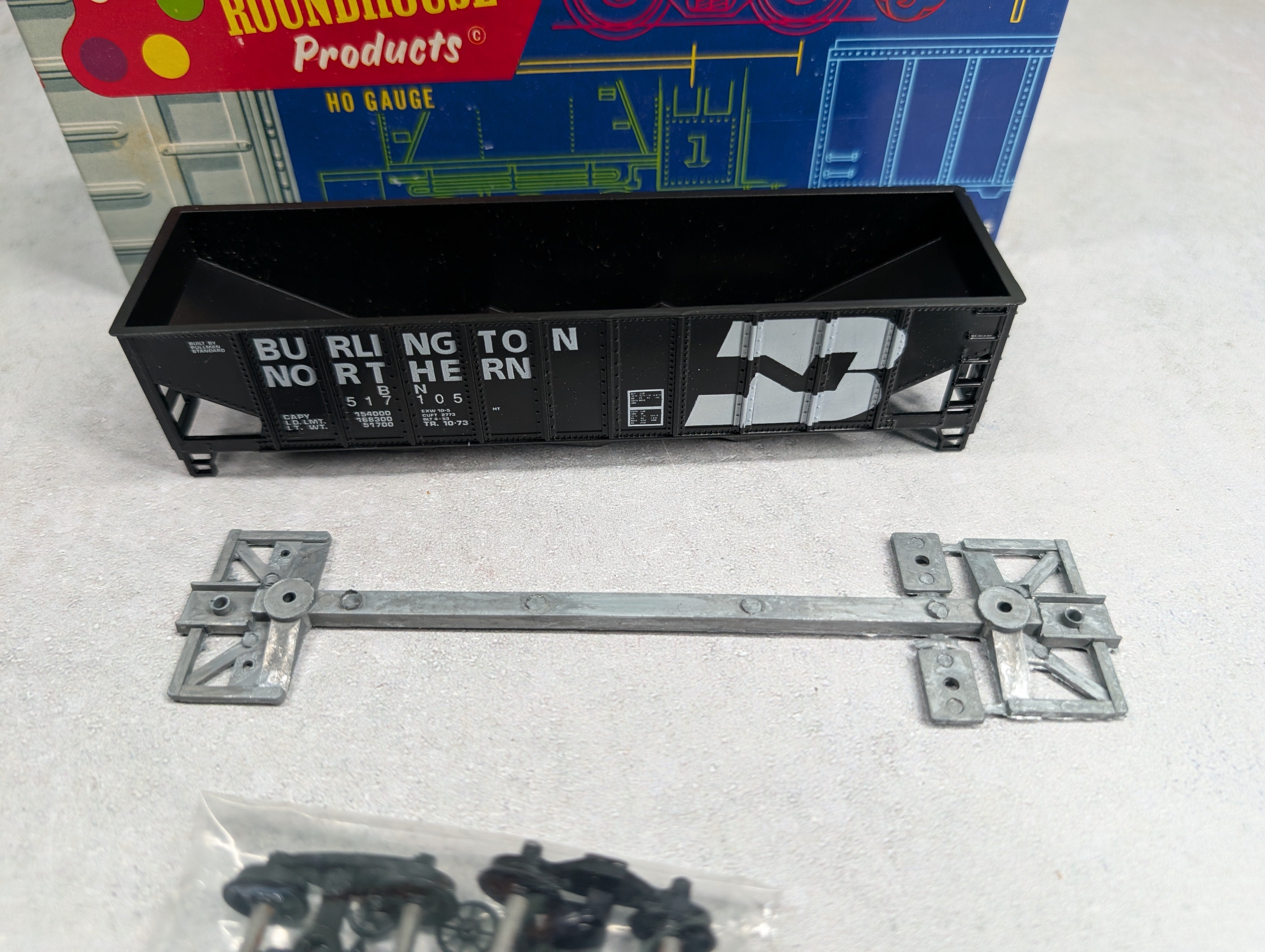 USED Roundhouse 3233 HO Scale 3-Bay Rib Side Hopper Burlington Northern BN #517105 KIT