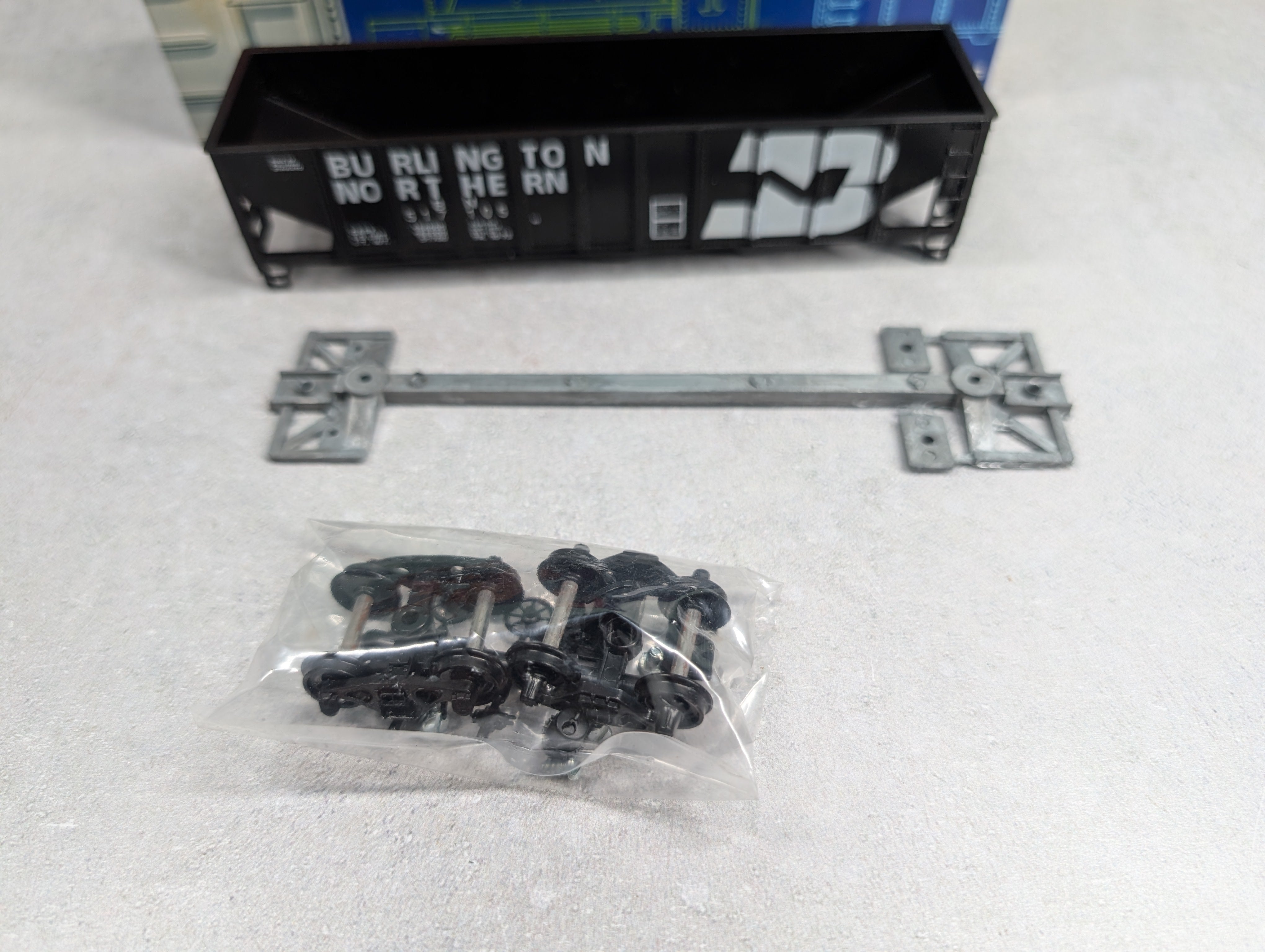 USED Roundhouse 3233 HO Scale 3-Bay Rib Side Hopper Burlington Northern BN #517105 KIT