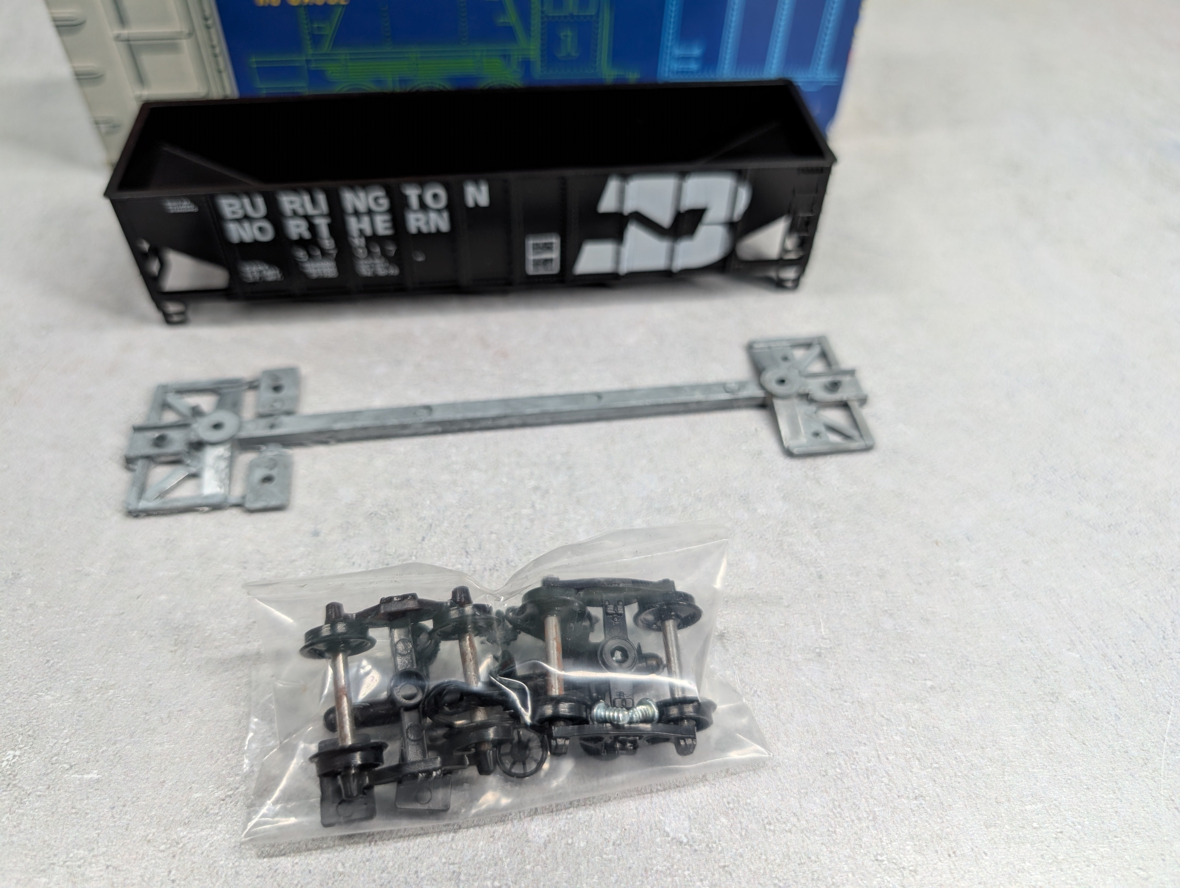 USED Roundhouse 1498 HO Scale 3-Bay Rib Side Hopper Burlington Northern BN #517017 KIT