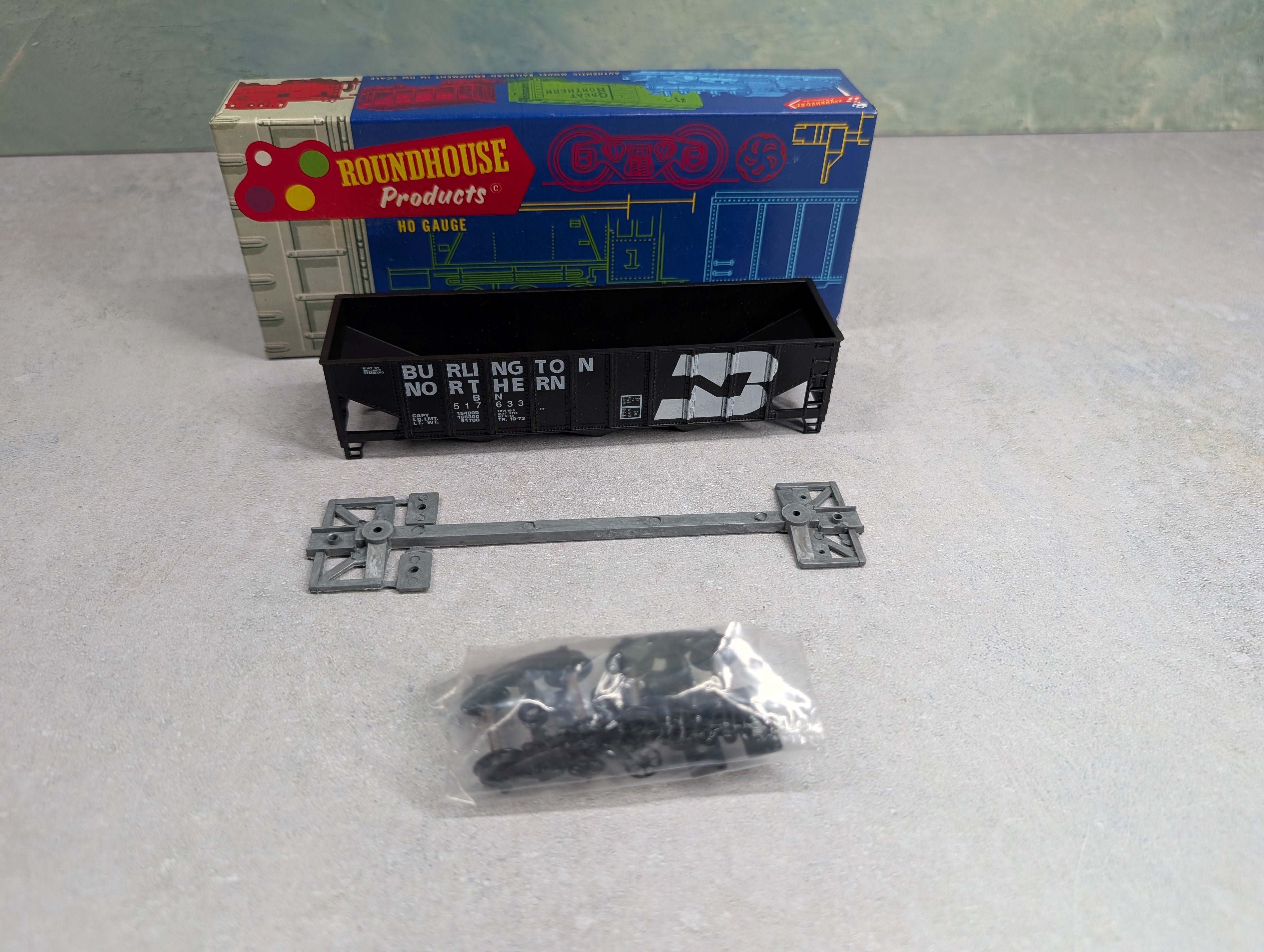 USED Roundhouse 1498 HO Scale 3-Bay Rib Side Hopper Burlington Northern BN #517633 KIT