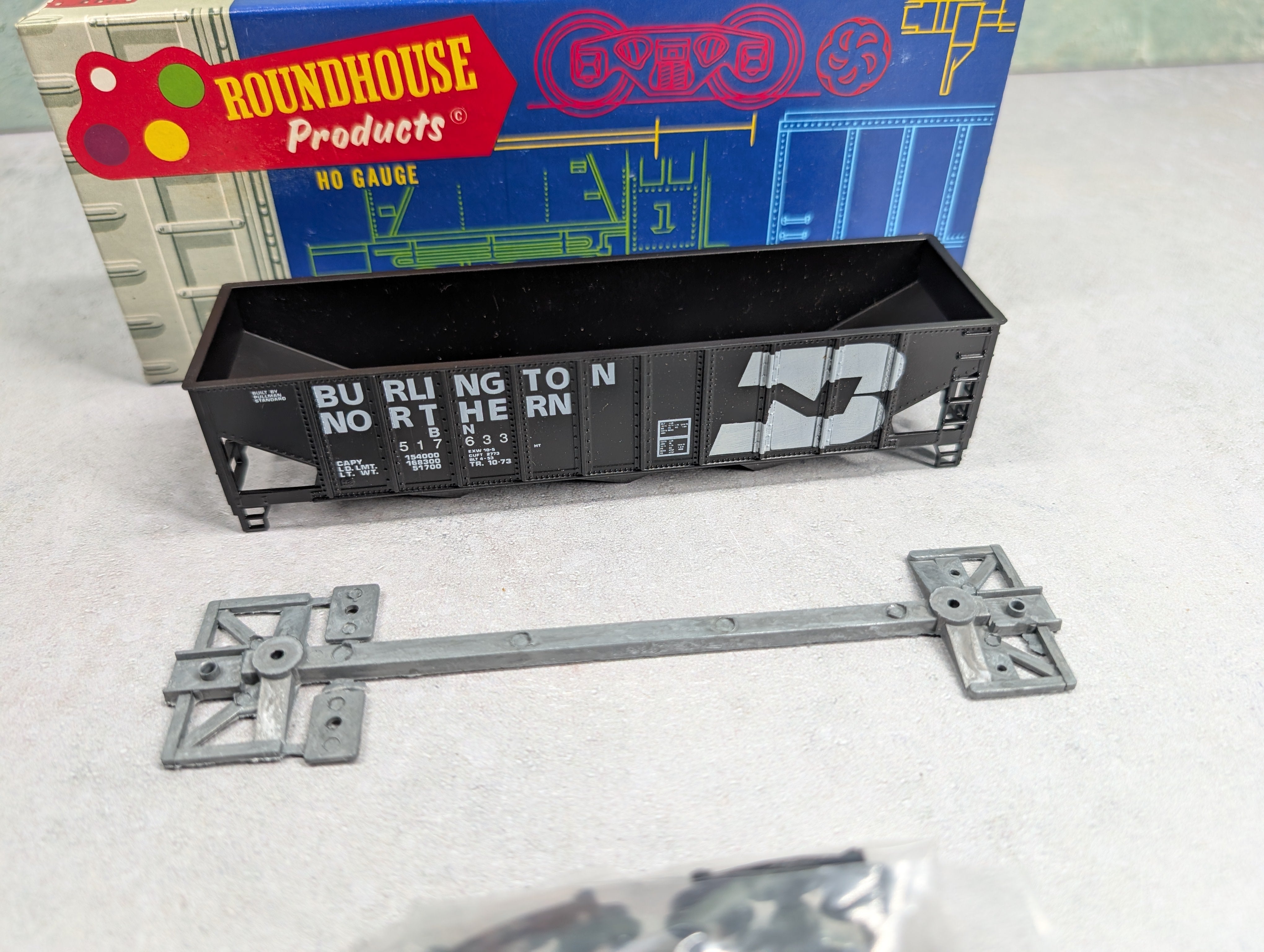 USED Roundhouse 1498 HO Scale 3-Bay Rib Side Hopper Burlington Northern BN #517633 KIT