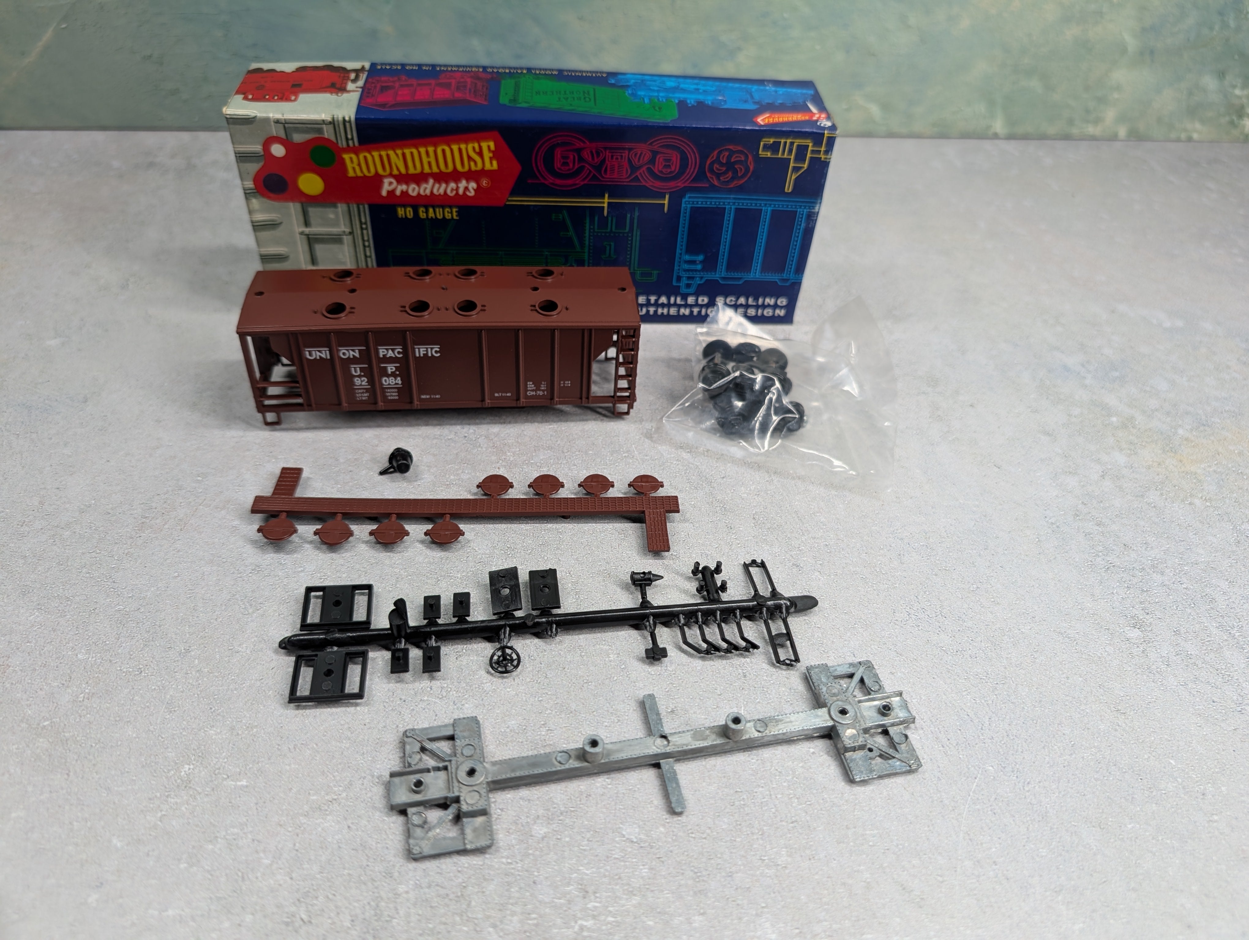 USED Roundhouse 3221 HO Scale 2-Bay Covered Hopper Union Pacific UP #92084 KIT