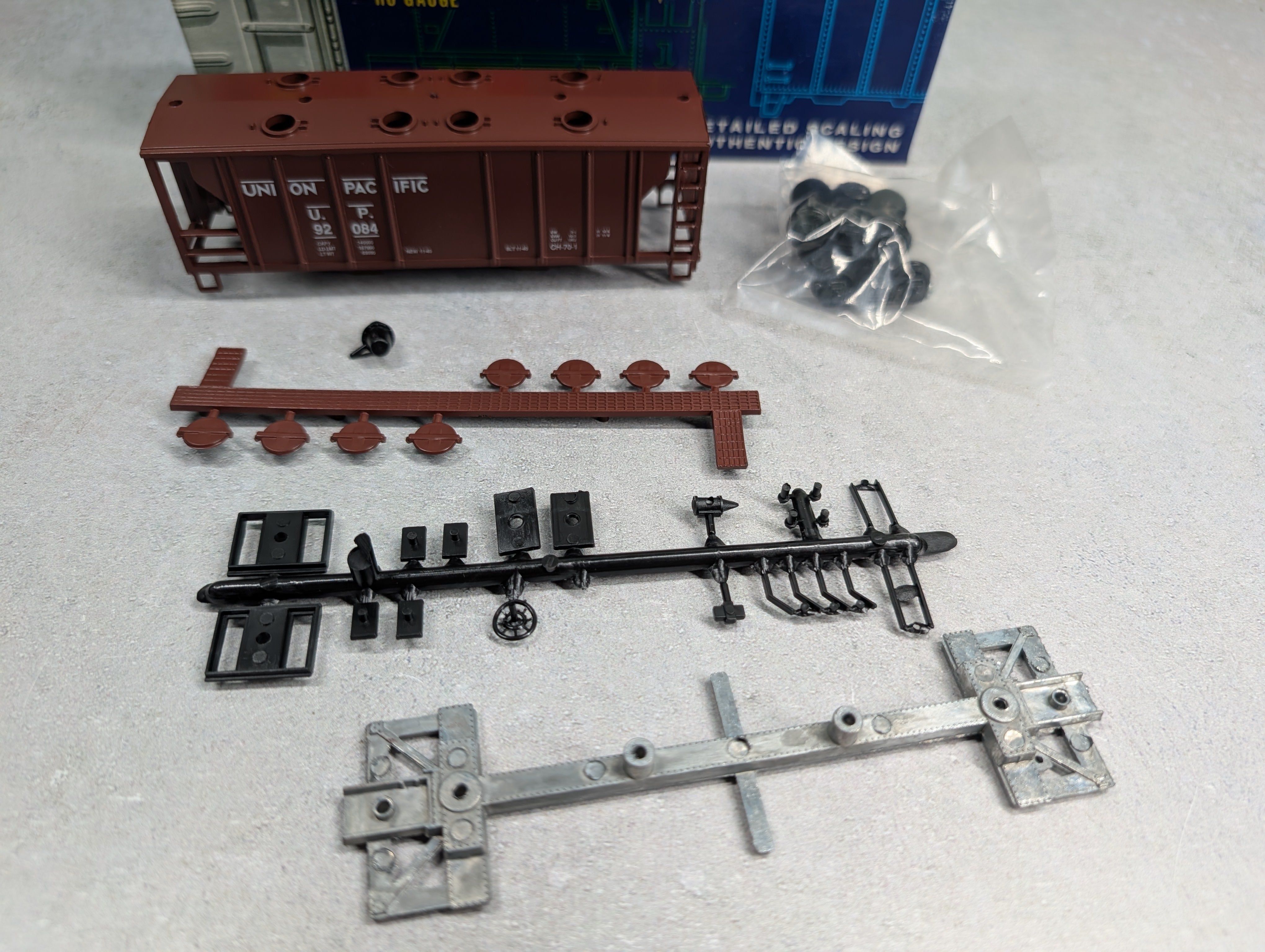 USED Roundhouse 3221 HO Scale 2-Bay Covered Hopper Union Pacific UP #92084 KIT