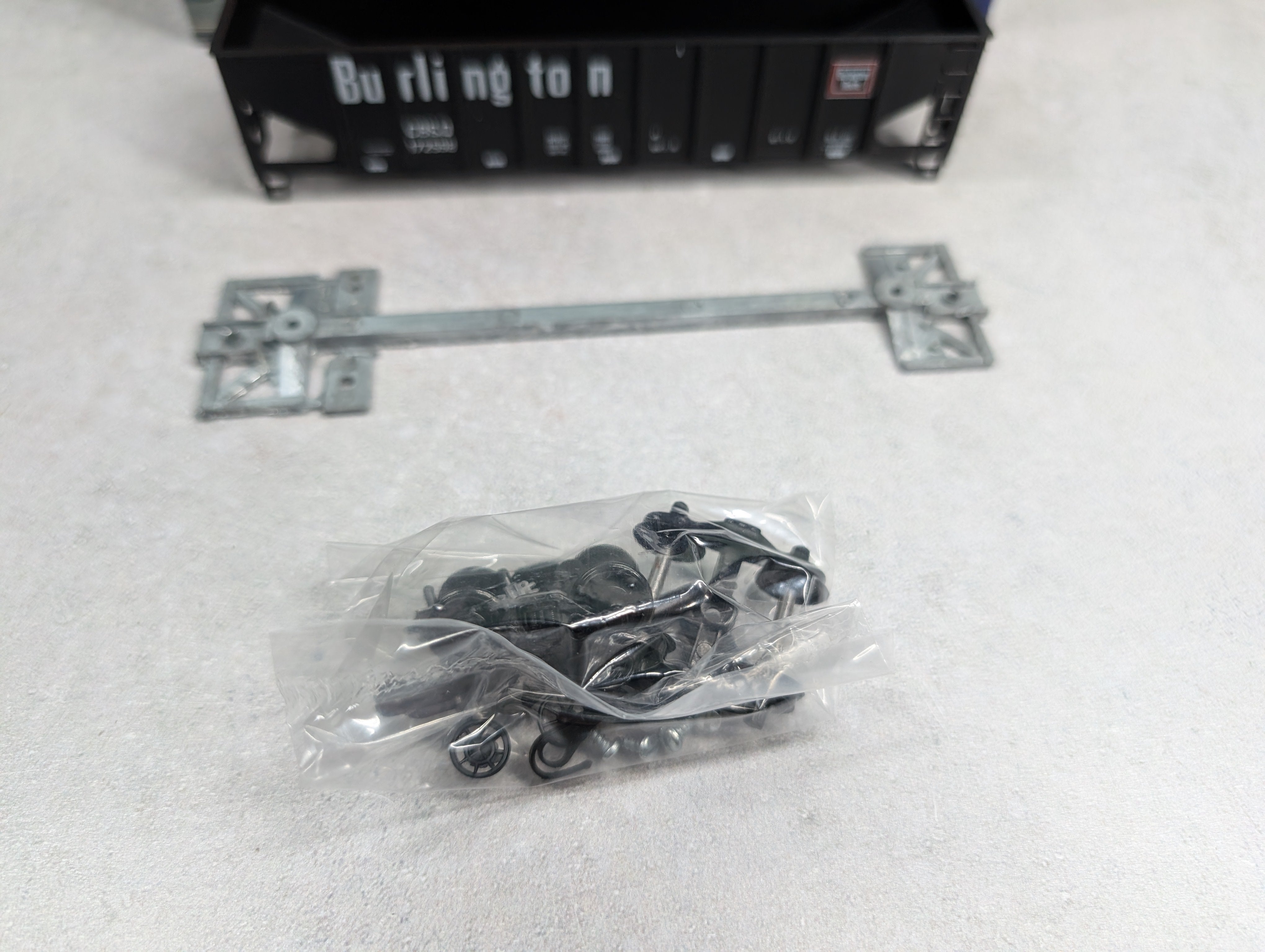 USED Roundhouse 1541 HO Scale 3-Bay Rib Side Hopper Burlington CB&Q #172558 KIT