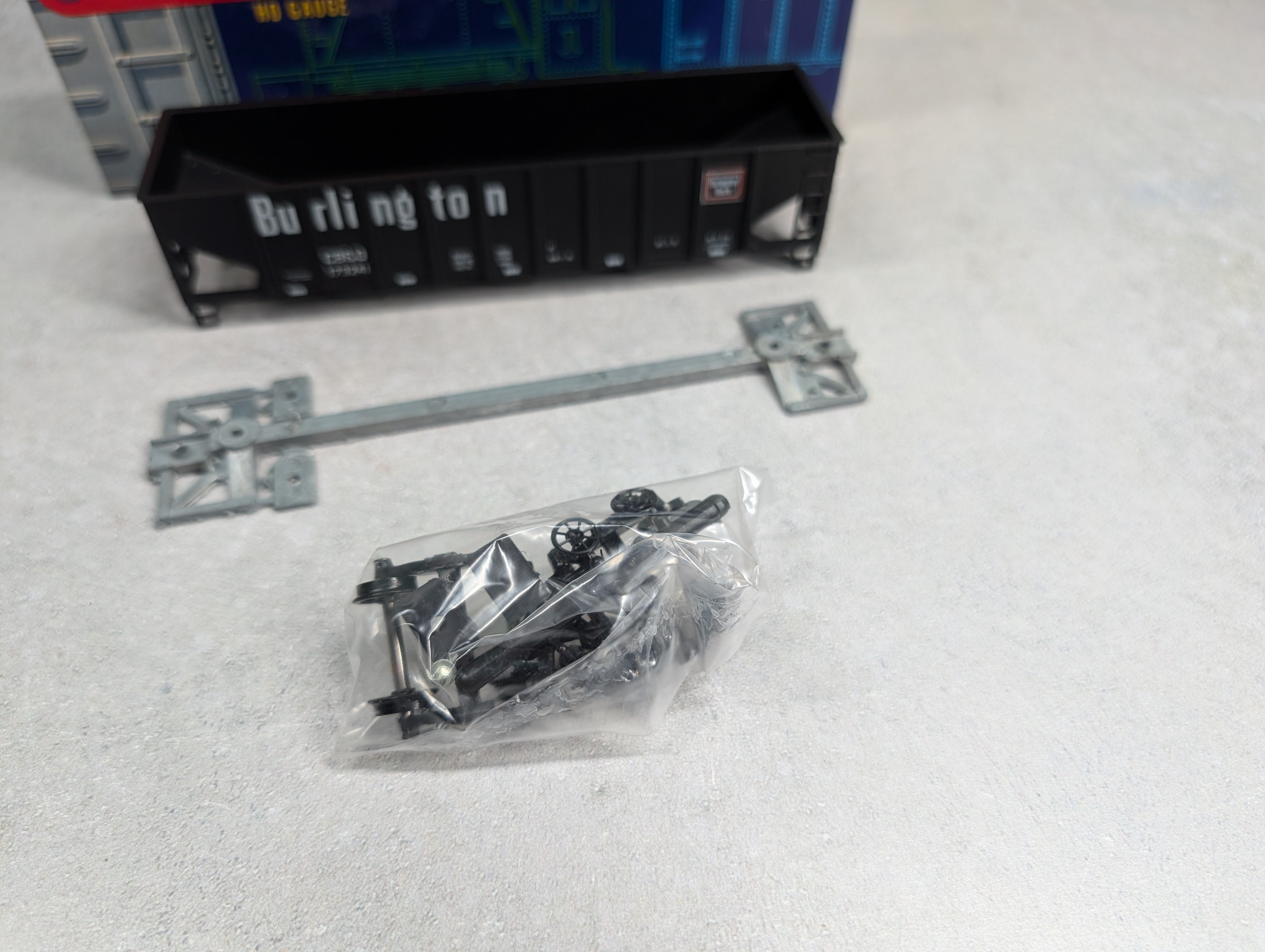 USED Roundhouse 1541 HO Scale 3-Bay Rib Side Hopper Burlington CB&Q #173241 KIT