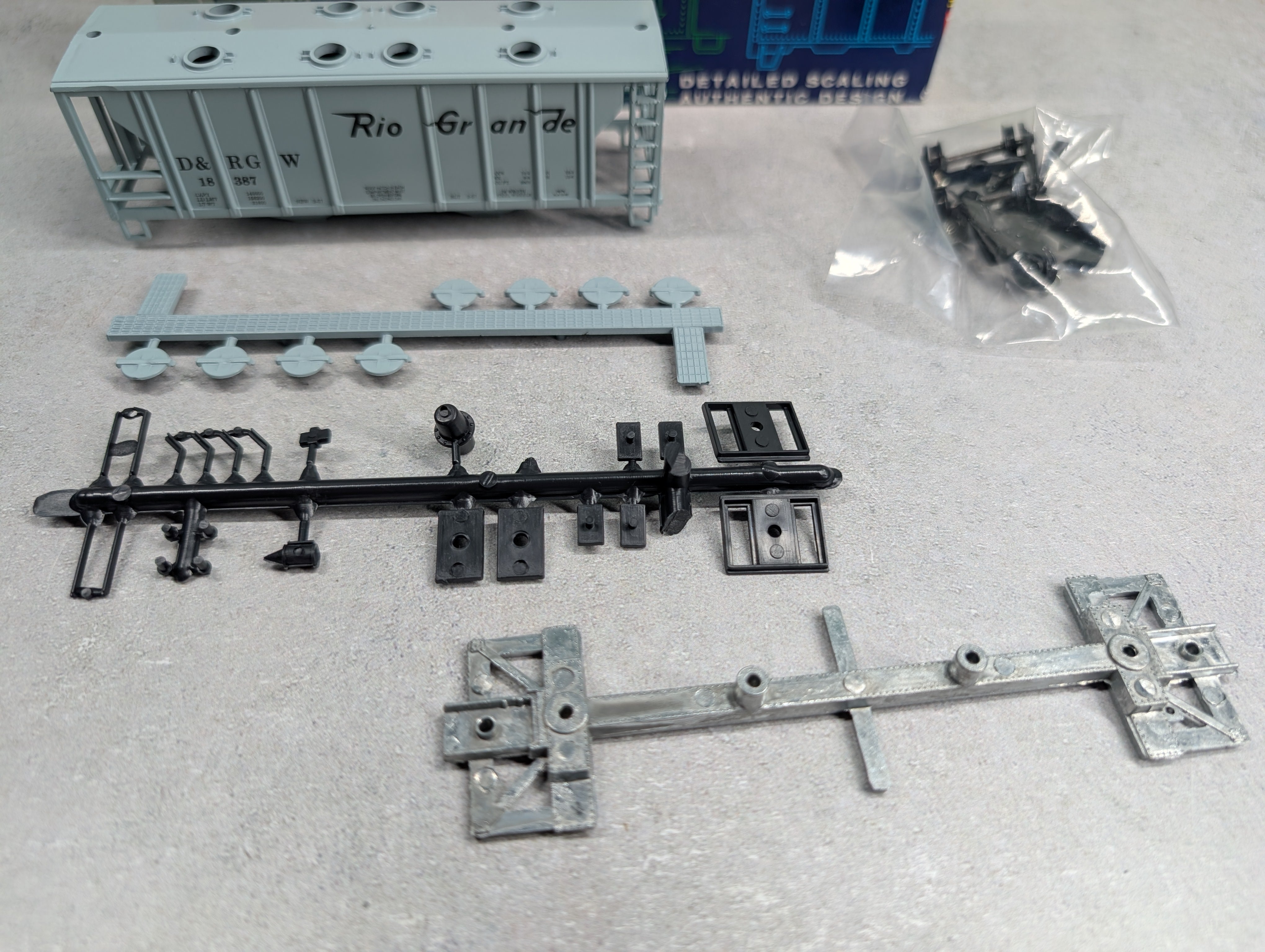 USED Roundhouse 3233 HO Scale 2 Bay Covered Hopper Rio Grande D&RGW #18387 KIT