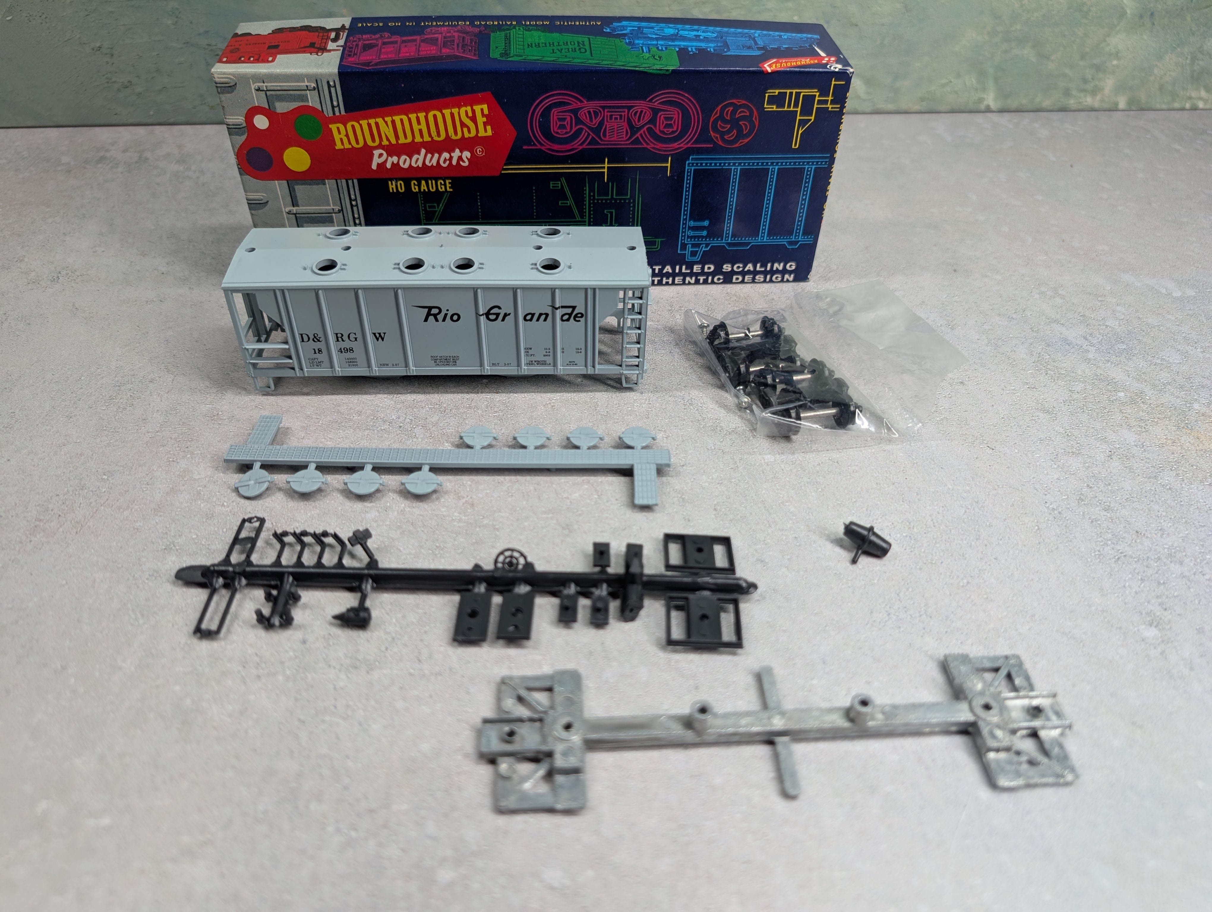 USED Roundhouse 3233 HO Scale 2 Bay Covered Hopper Rio Grande D&RGW #18498 KIT